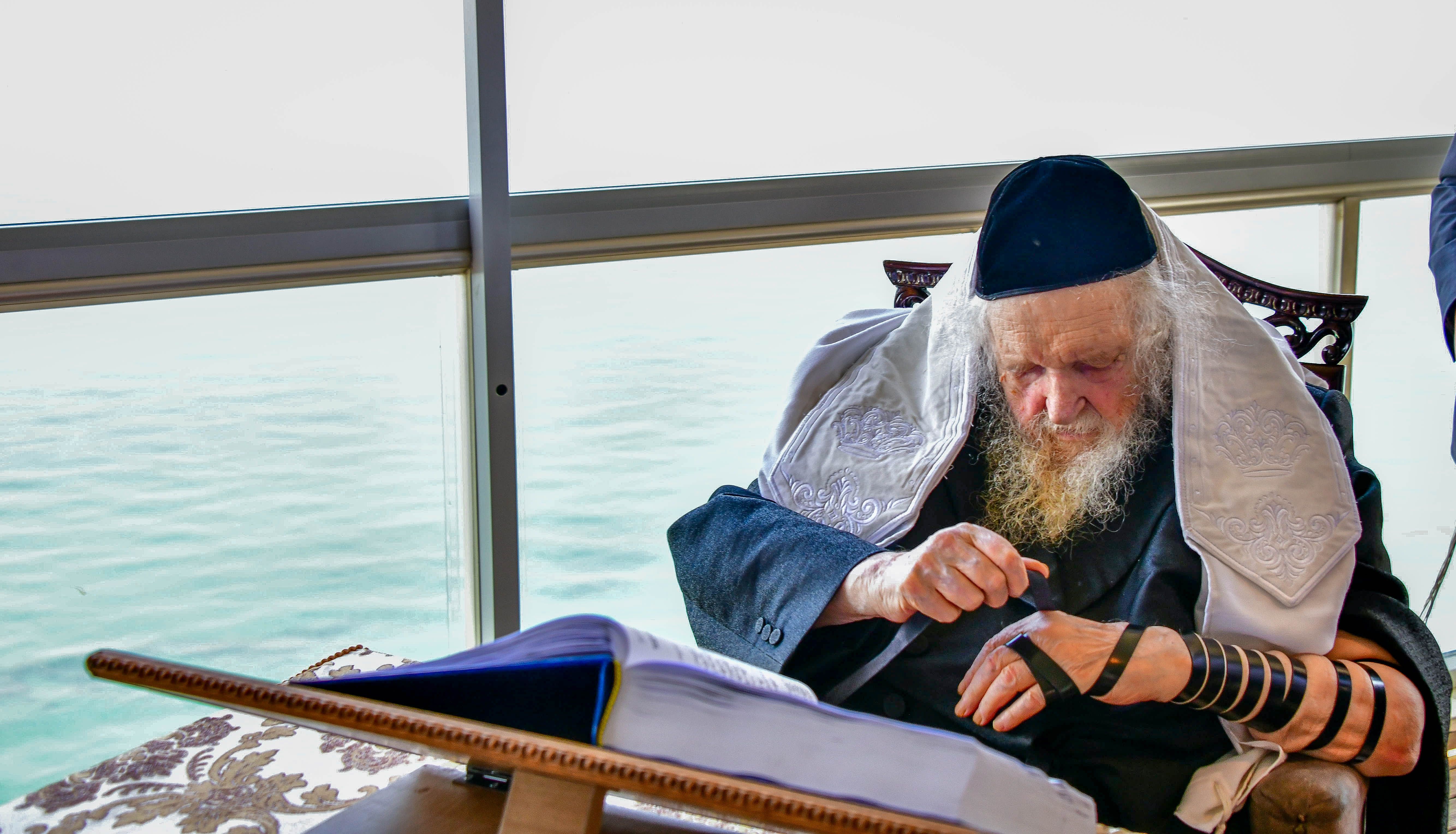 HaRav Moshe Sternbuch shlita davening Shacharis in Netanya