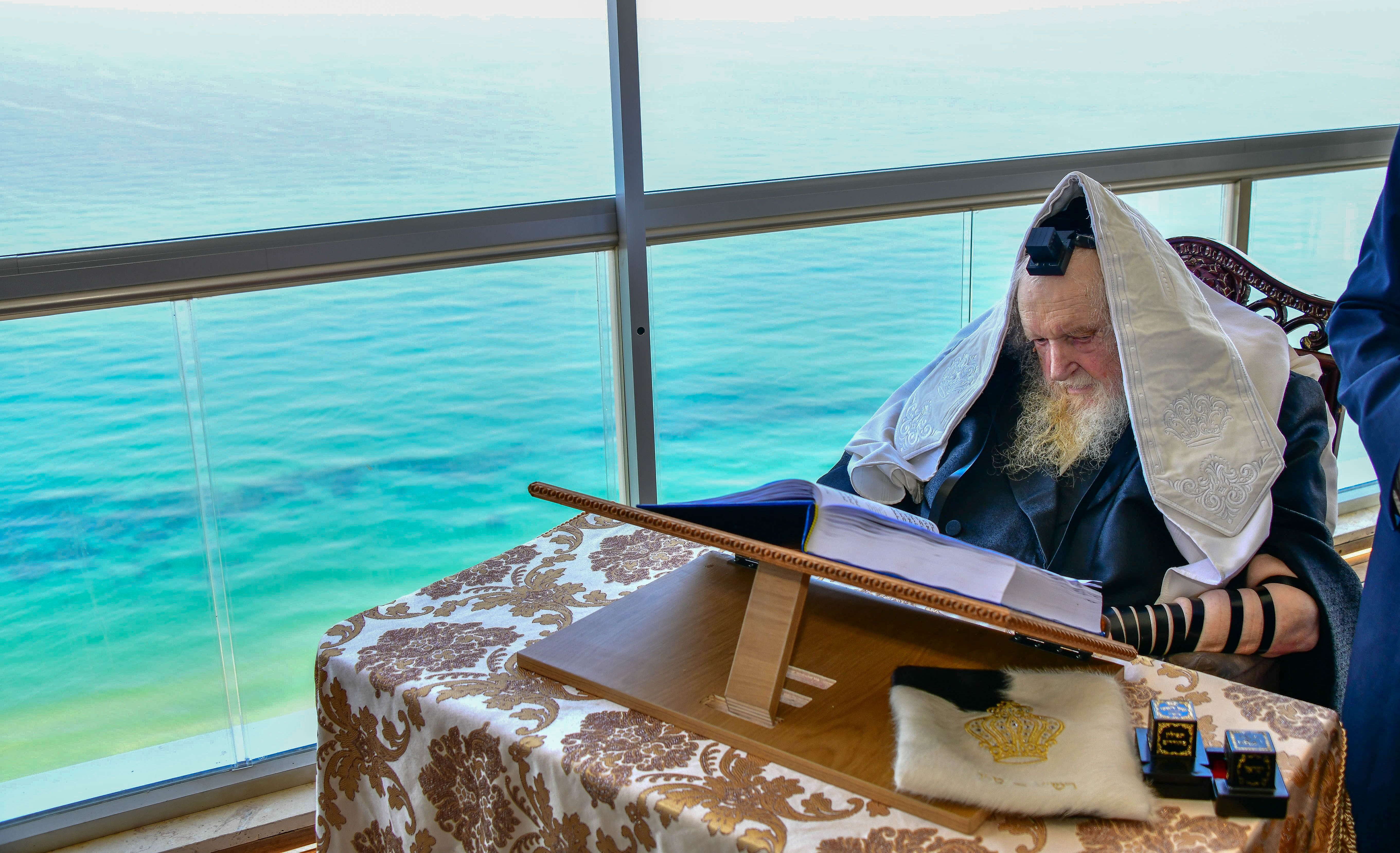 HaRav Moshe Sternbuch shlita davening Shacharis in Netanya