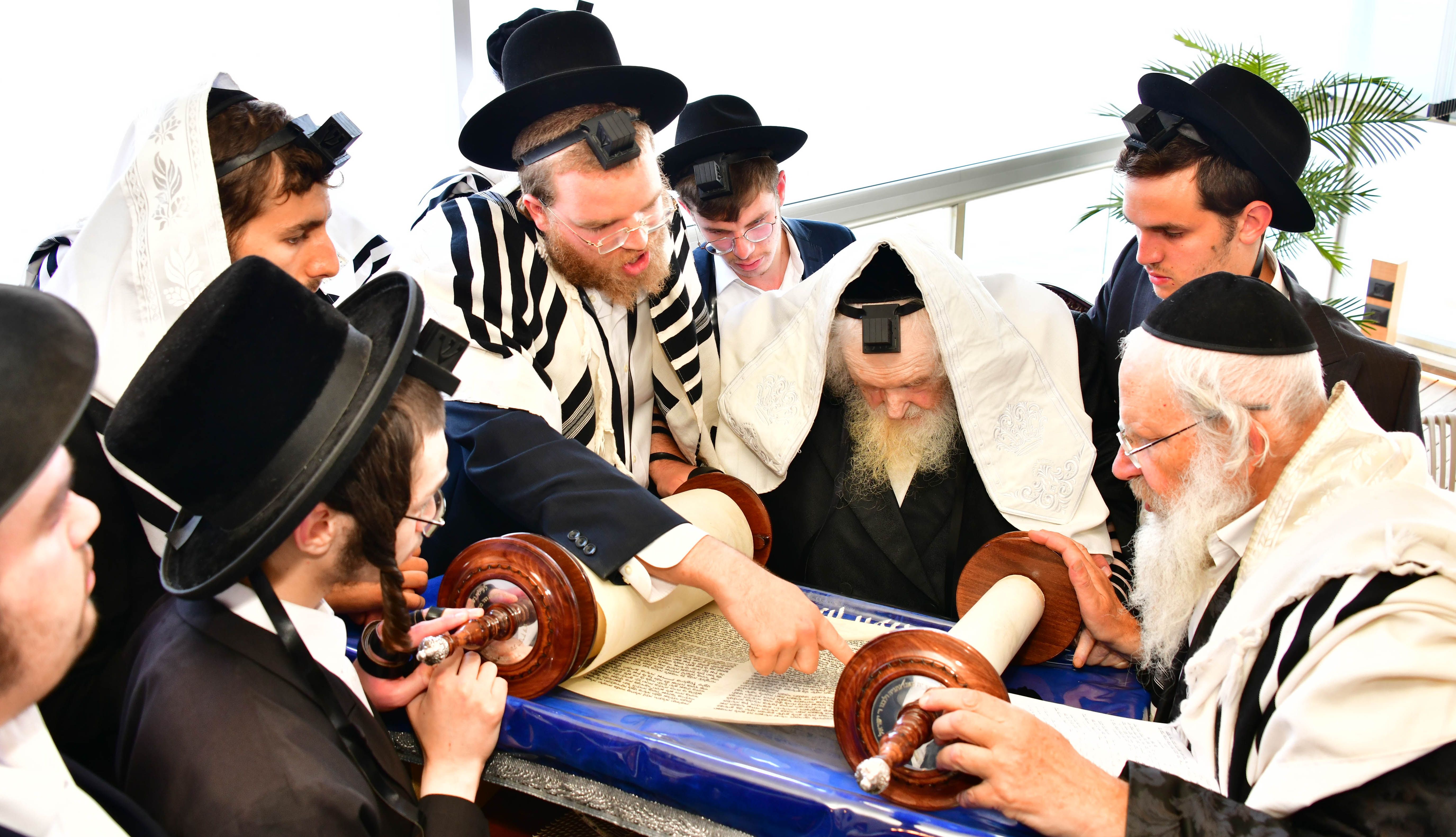 HaRav Moshe Sternbuch shlita davening Shacharis in Netanya