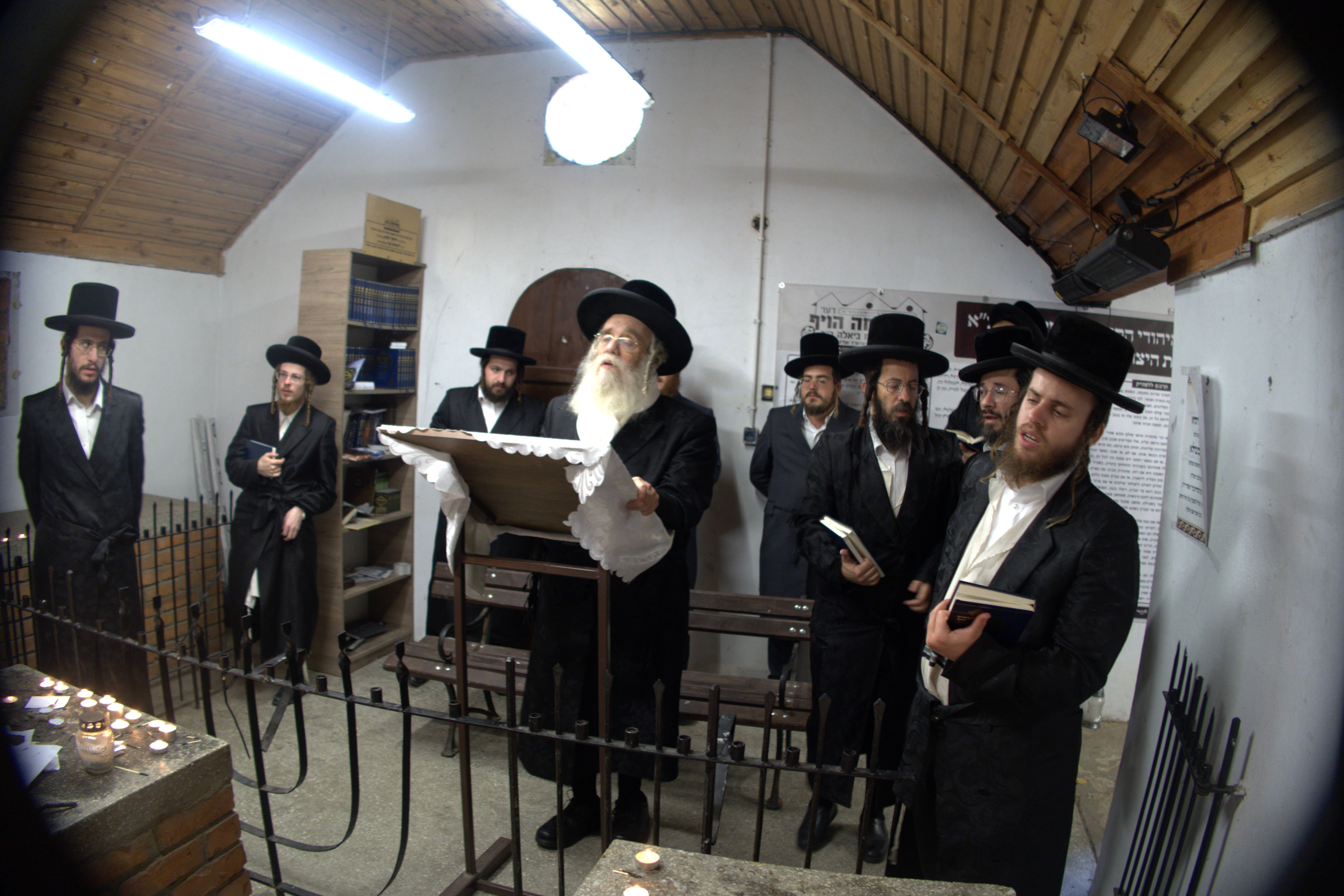 The Admor of Shidlovtza on pilgrimage in Poland
