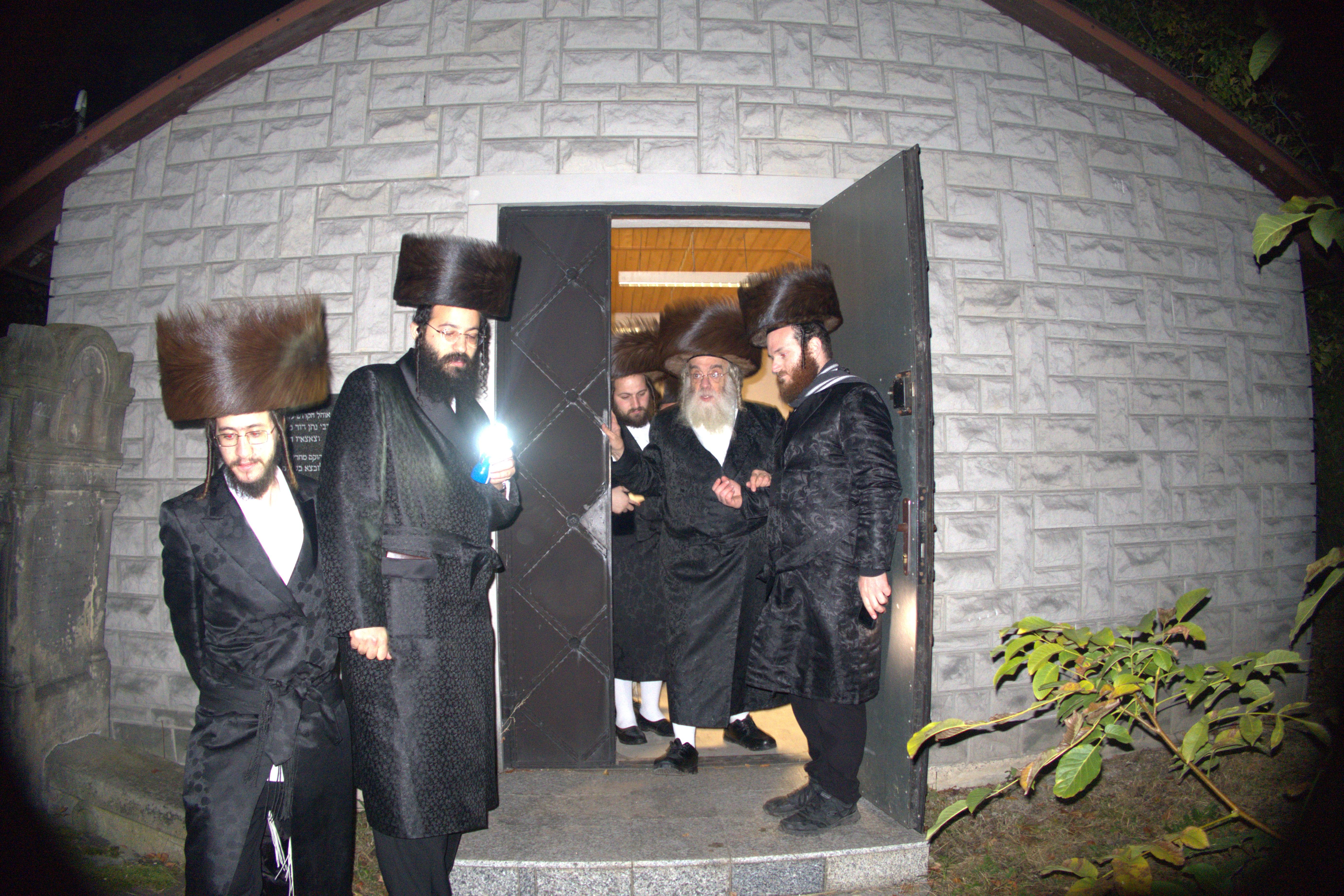 The Admor of Shidlovtza on pilgrimage in Poland