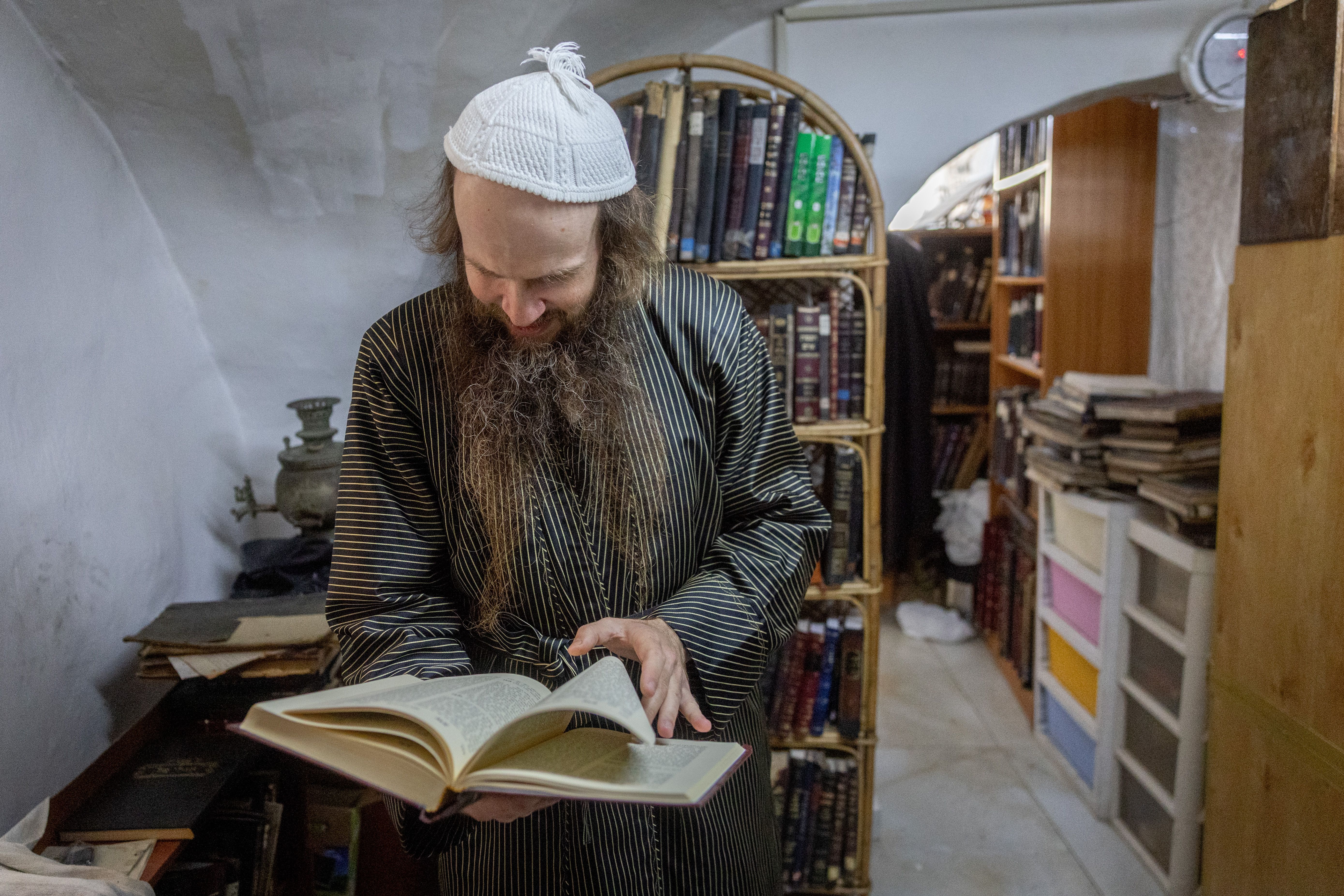 Rav Teitelbaum in the kannoim beis horaah in Mea Shearim