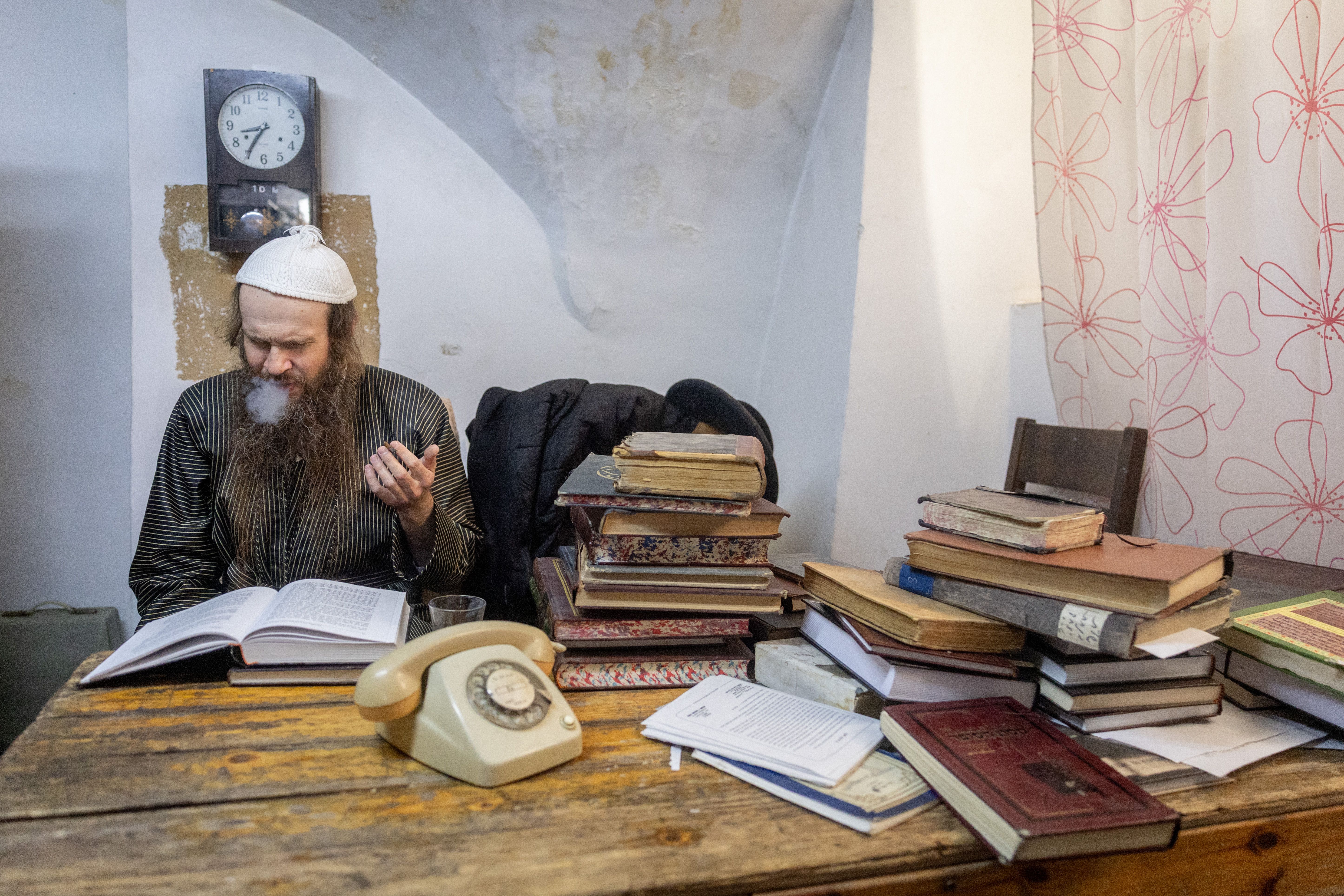 Rav Teitelbaum in the kannoim beis horaah in Mea Shearim