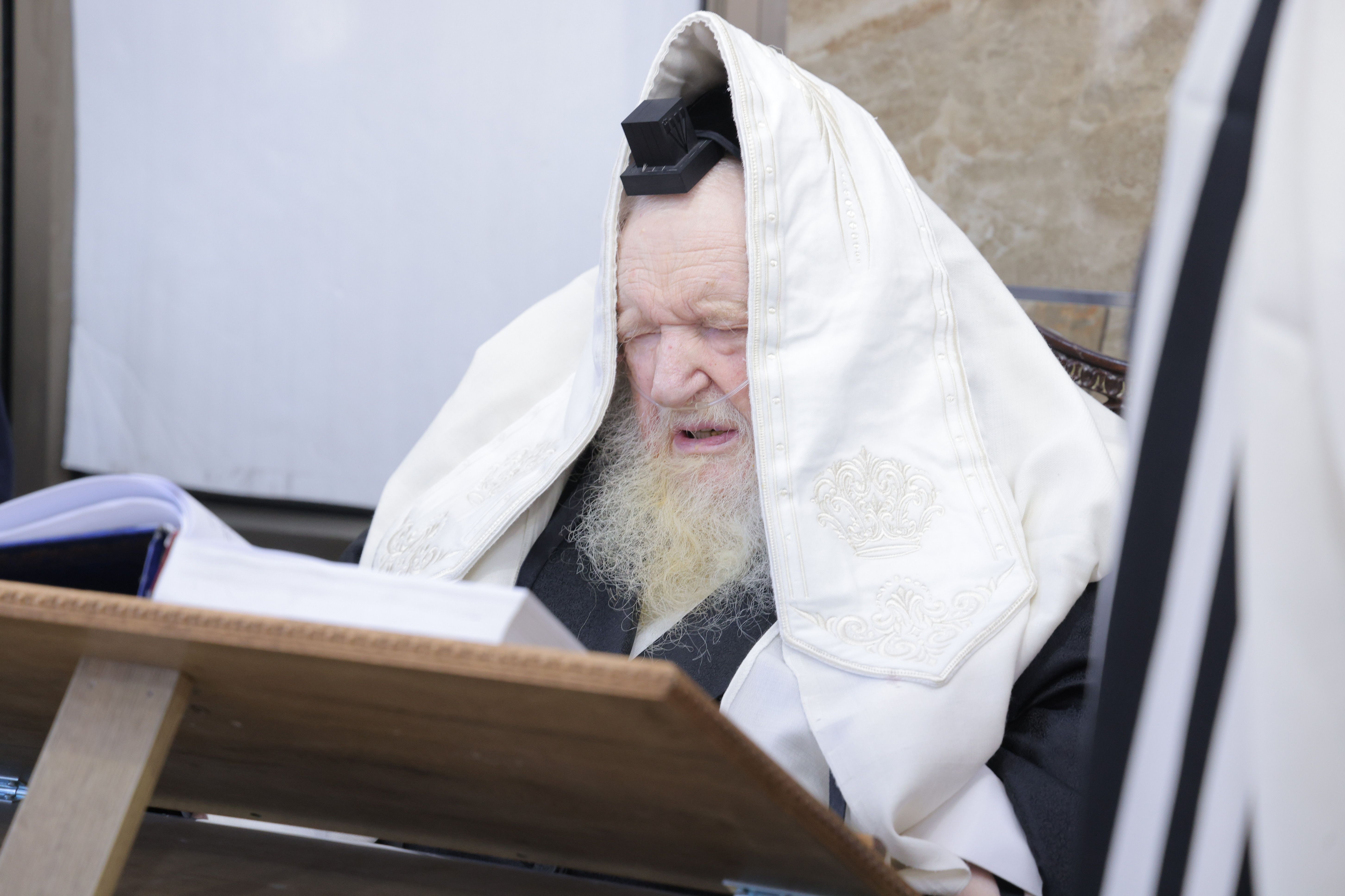 Rabbi Moshe Sternbuch Leads Emotional Slichos Service in Beit Shemesh