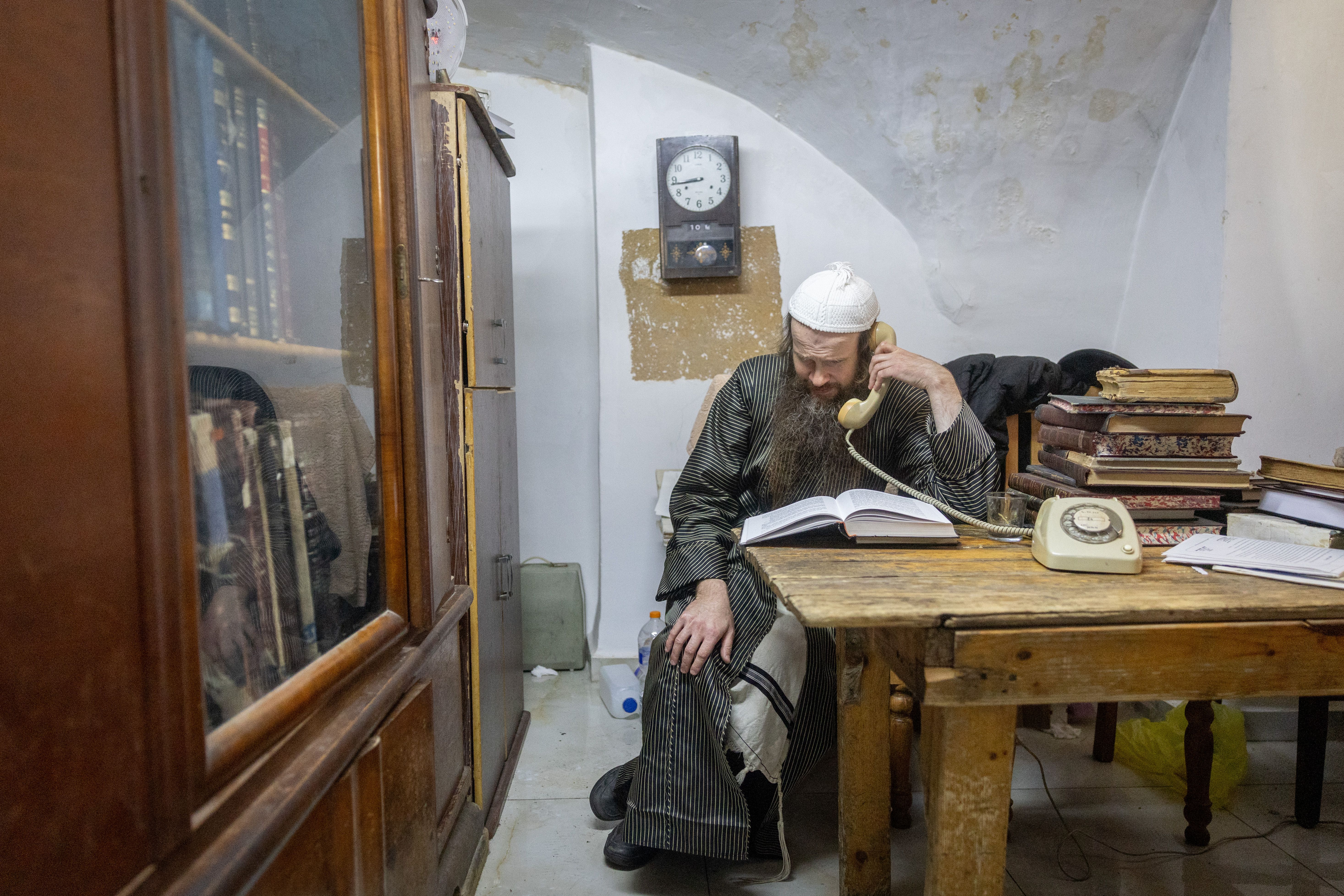 Rav Teitelbaum in the kannoim beis horaah in Mea Shearim