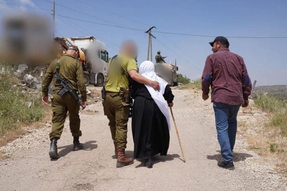 IDF treating civilians in Syria