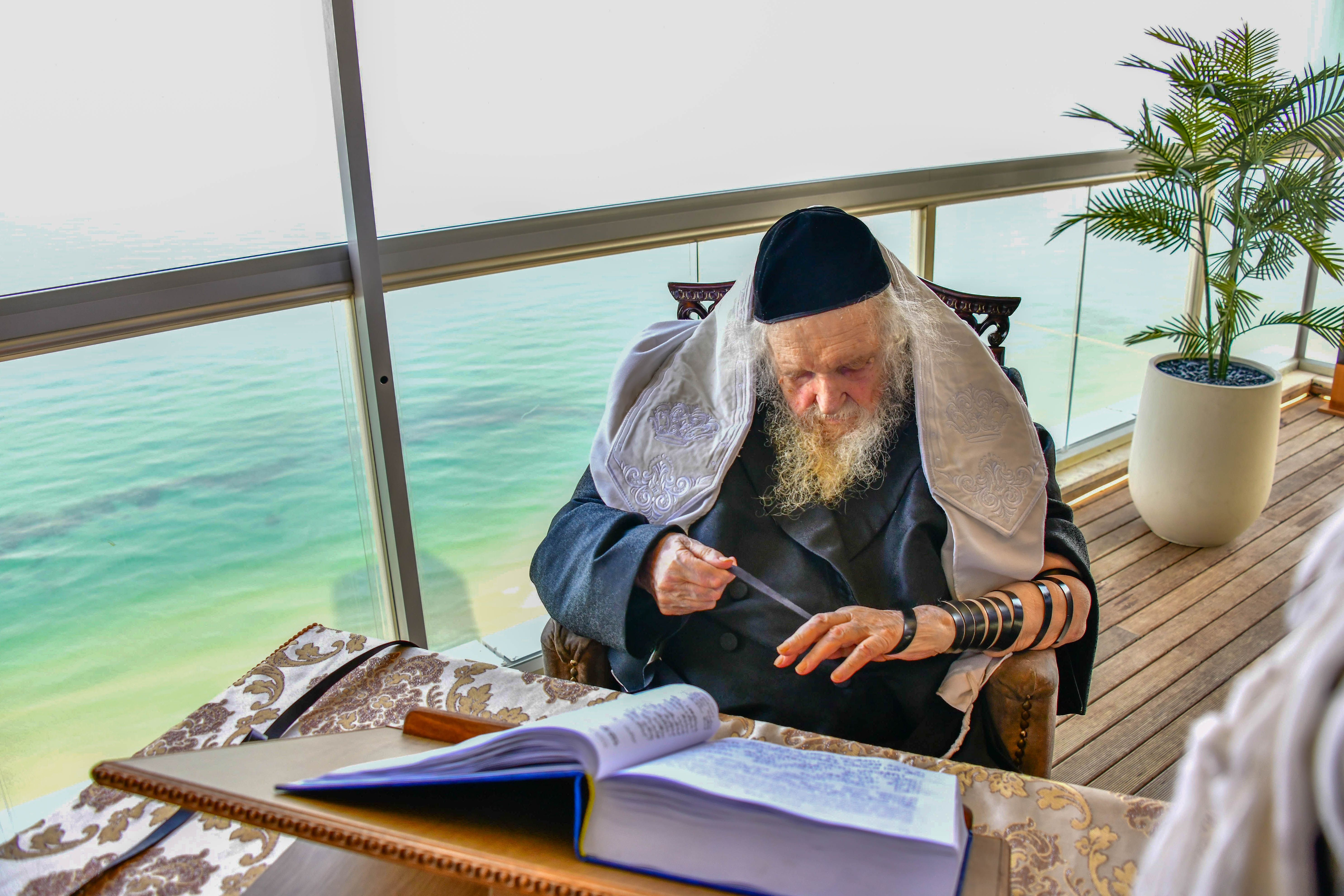 HaRav Moshe Sternbuch shlita davening Shacharis in Netanya