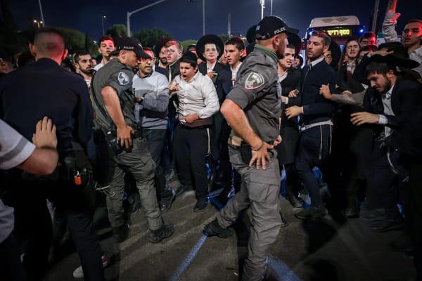 Haredim protesting the arrest of a yeshiva student