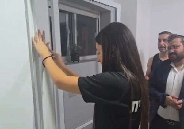 Freed Hostage Karina Ariev Puts Up Mezuzah 