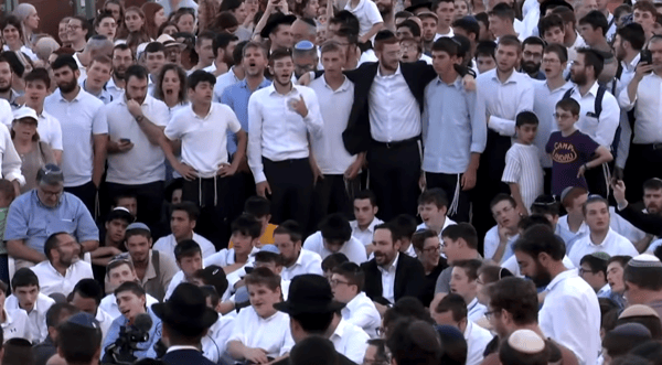 LIVE: Thousands of Jews Sing at the Kotel As Tisha B'Av Concludes