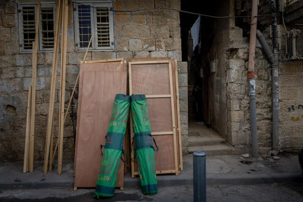 Man Falls From Ladder Building Sukkah in Bnei Brak, Evacuated to Hospital