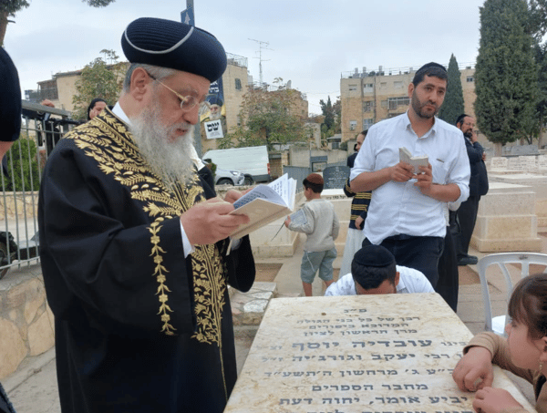 Chief Rabbi Yosef Prays at Father's Grave ahead of Vote: Protect Torah learners