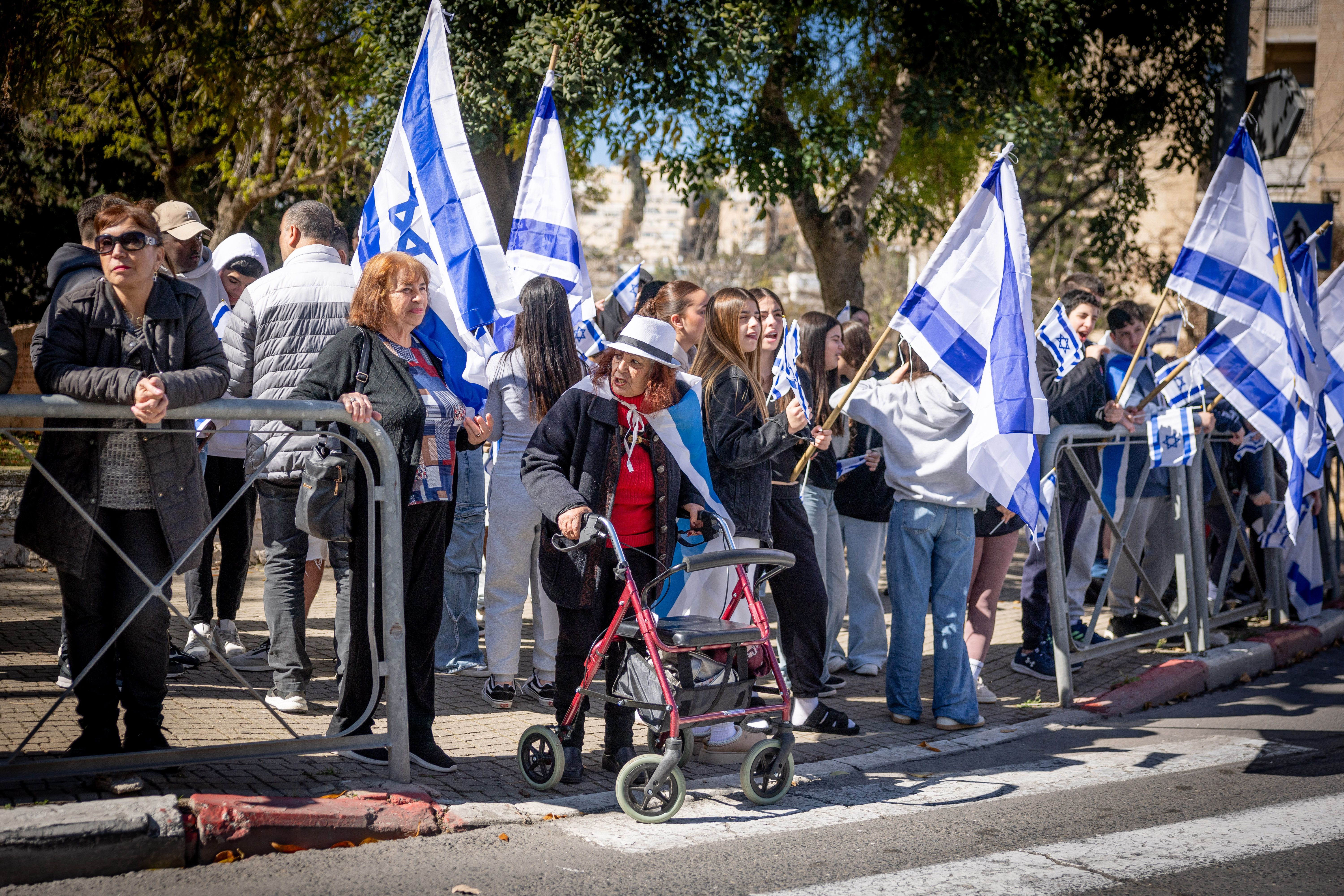 People pay their respects during a funeral procession of Israeli hostage Shlomo Mantzur in Rishon leTzion. Mantzur was murdered by Hamas terrorists in the October 7 massacre, and his body was taken to Gaza. March 02, 2025.