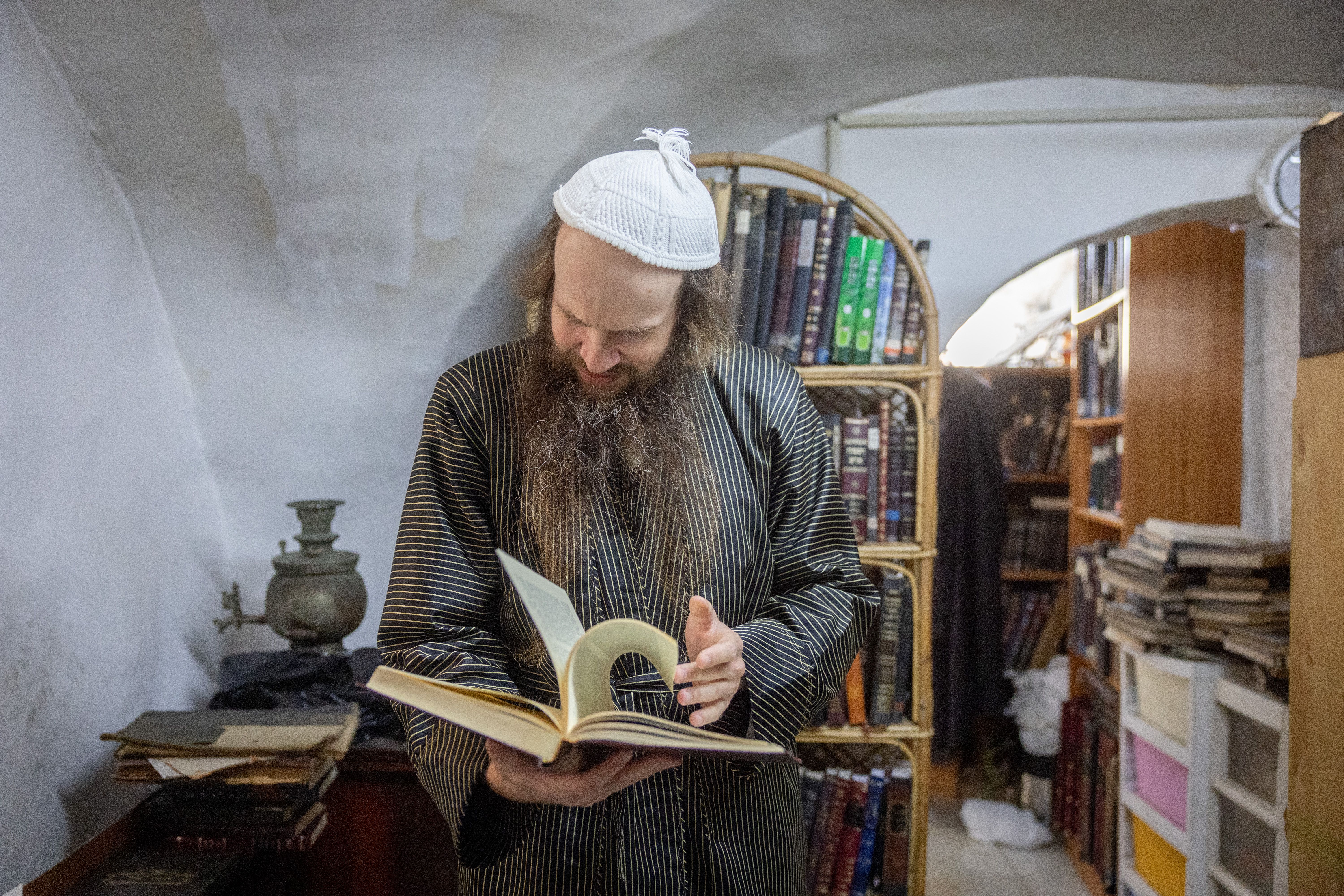 Rav Teitelbaum in the kannoim beis horaah in Mea Shearim