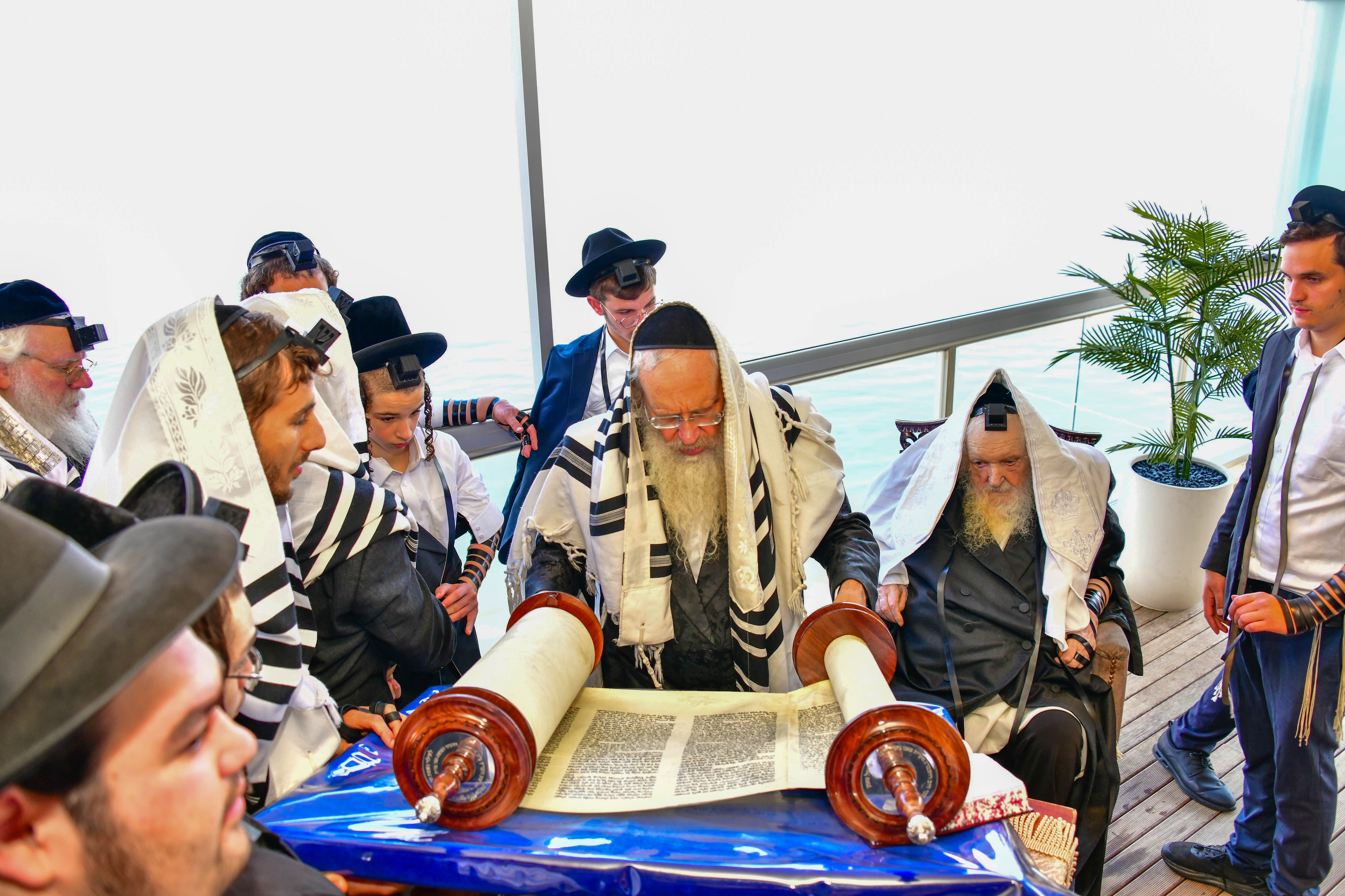 HaRav Moshe Sternbuch shlita davening Shacharis in Netanya