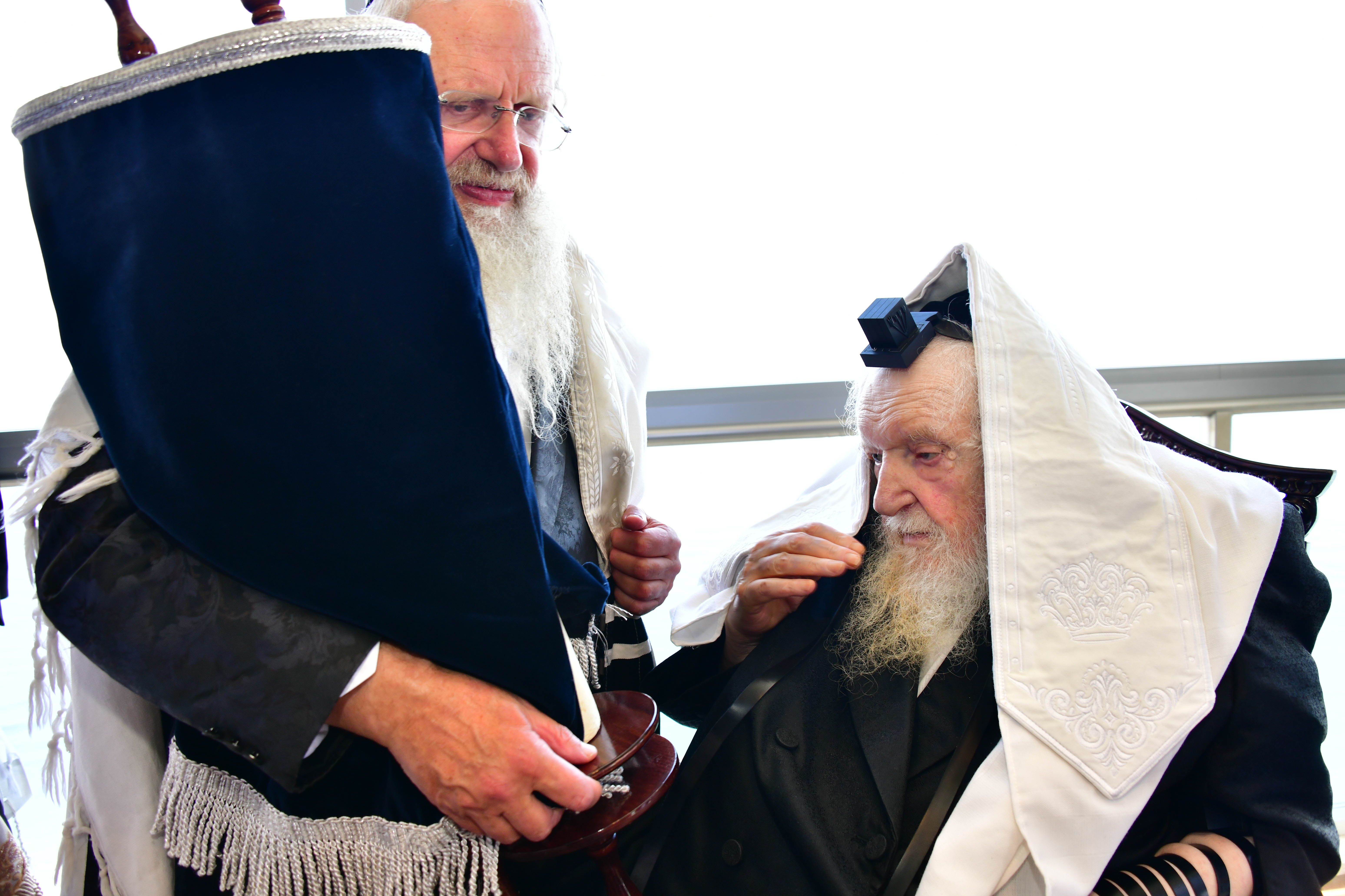 HaRav Moshe Sternbuch shlita davening Shacharis in Netanya