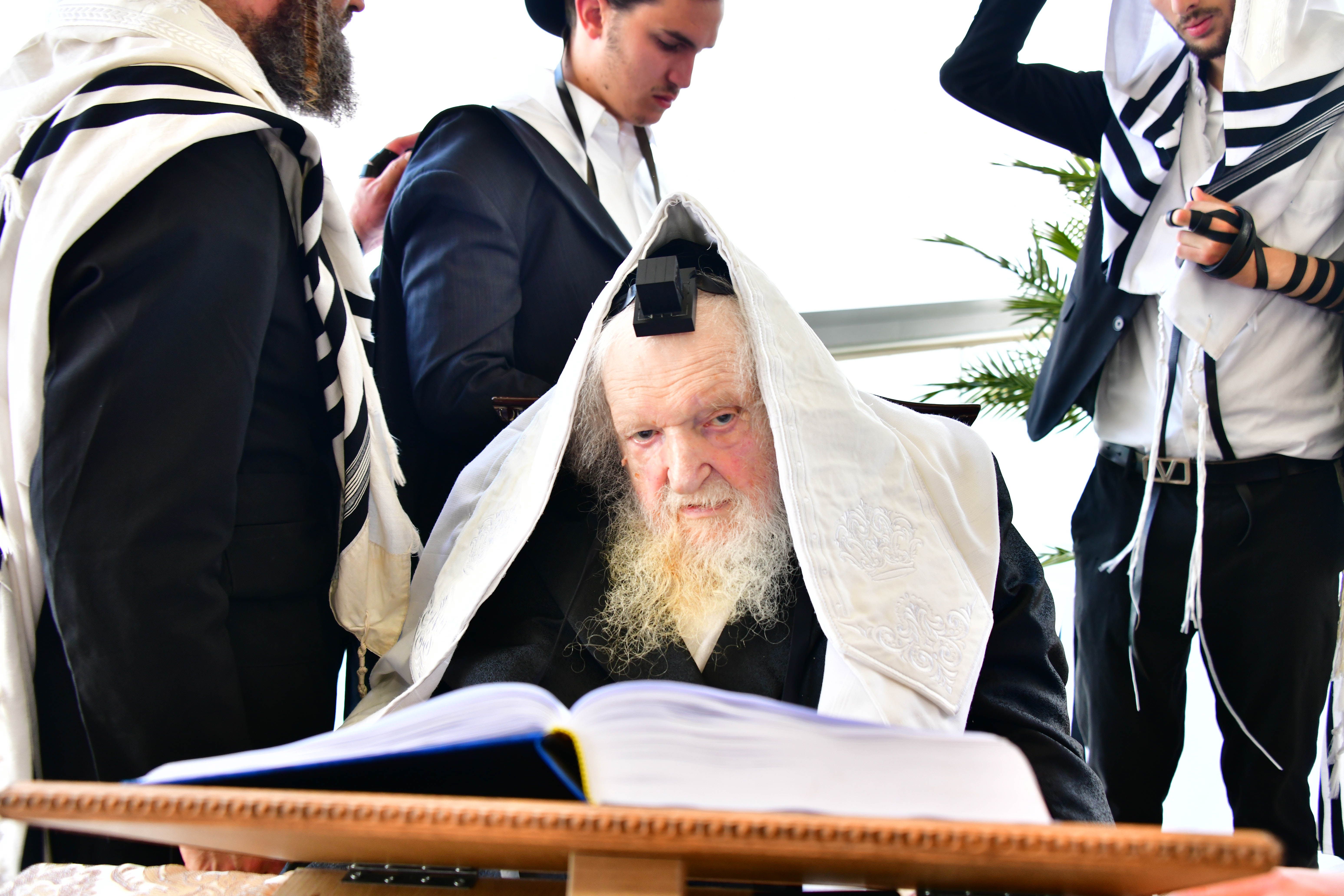 HaRav Moshe Sternbuch shlita davening Shacharis in Netanya