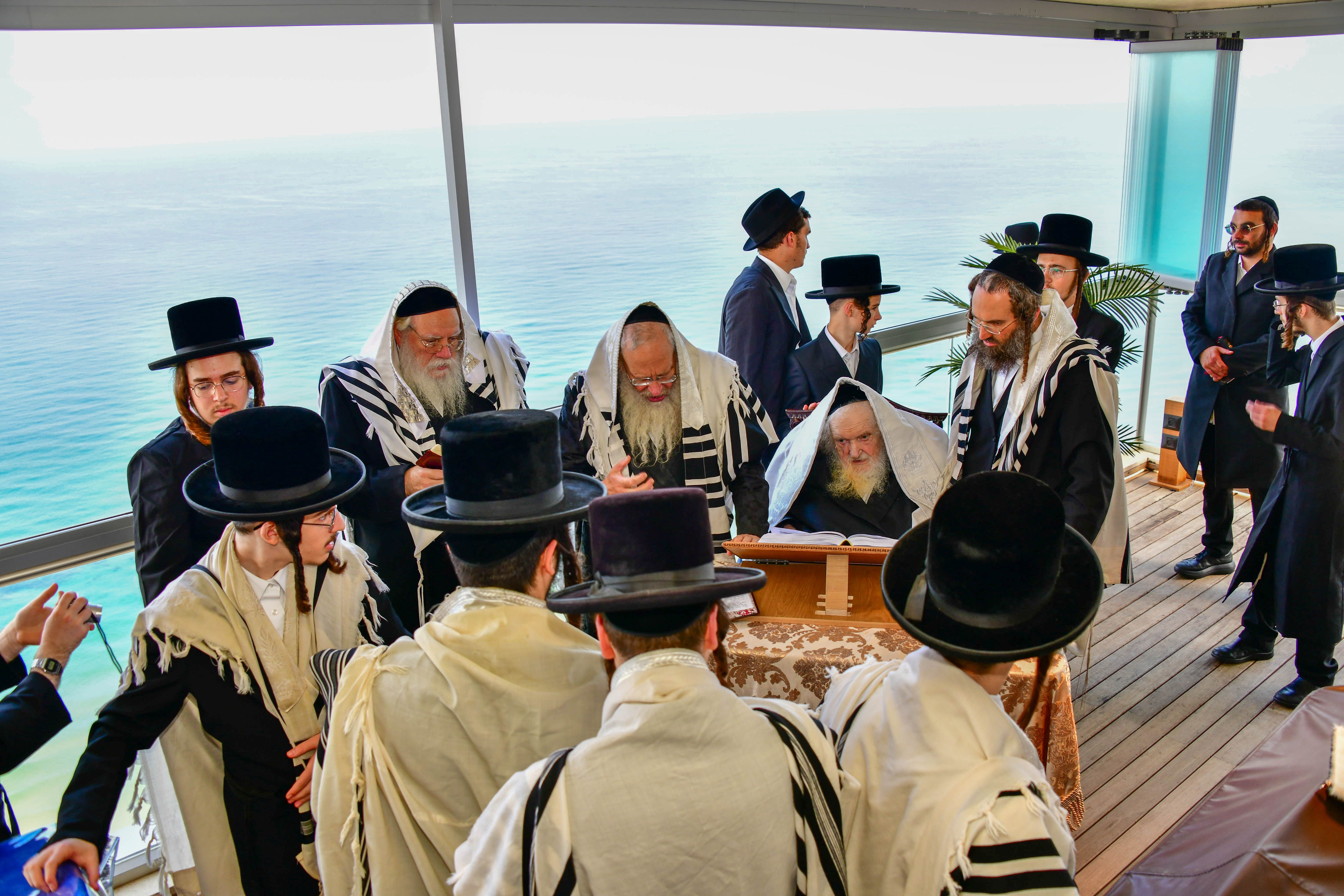 HaRav Moshe Sternbuch shlita davening Shacharis in Netanya