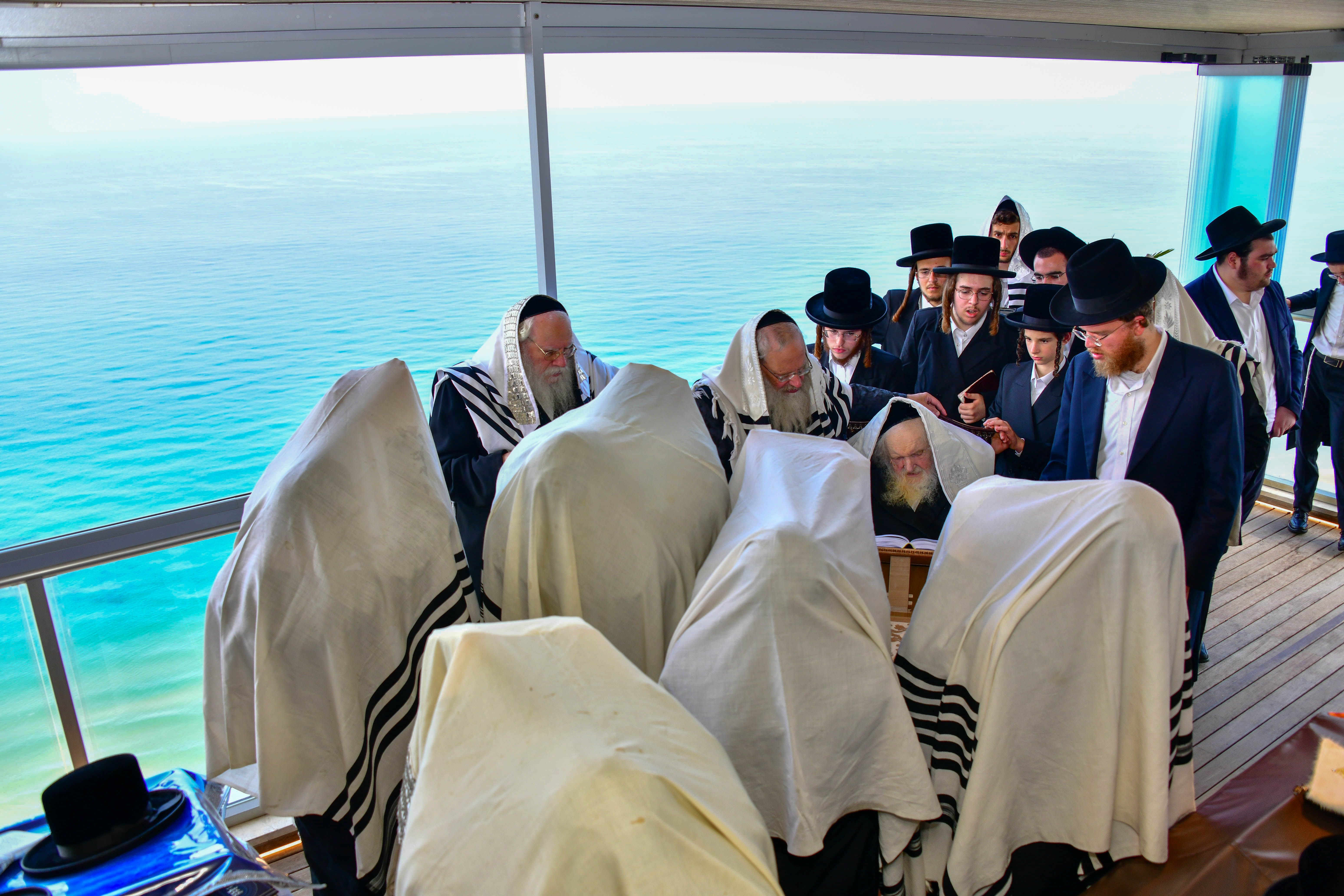 HaRav Moshe Sternbuch shlita davening Shacharis in Netanya