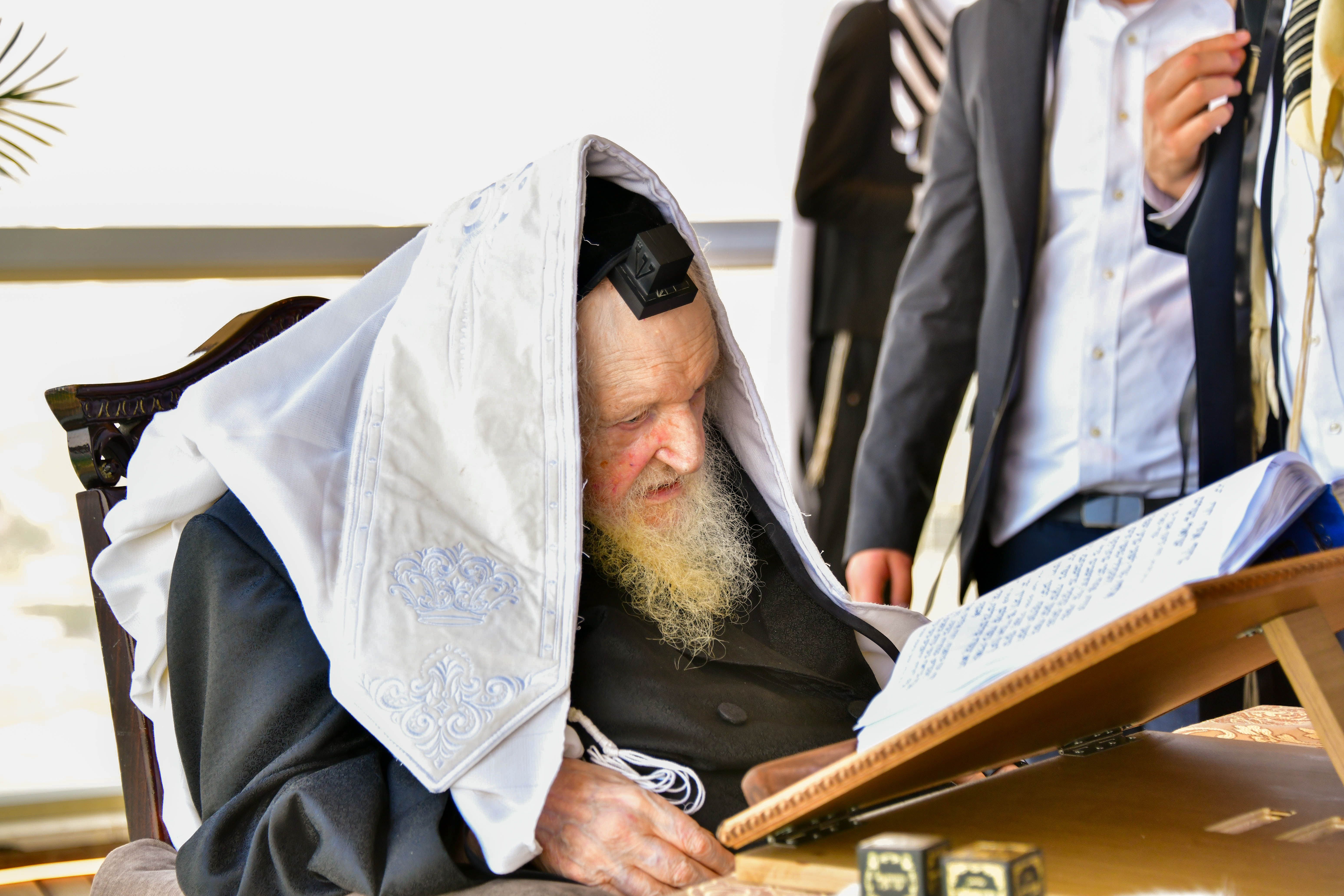 HaRav Moshe Sternbuch shlita davening Shacharis in Netanya