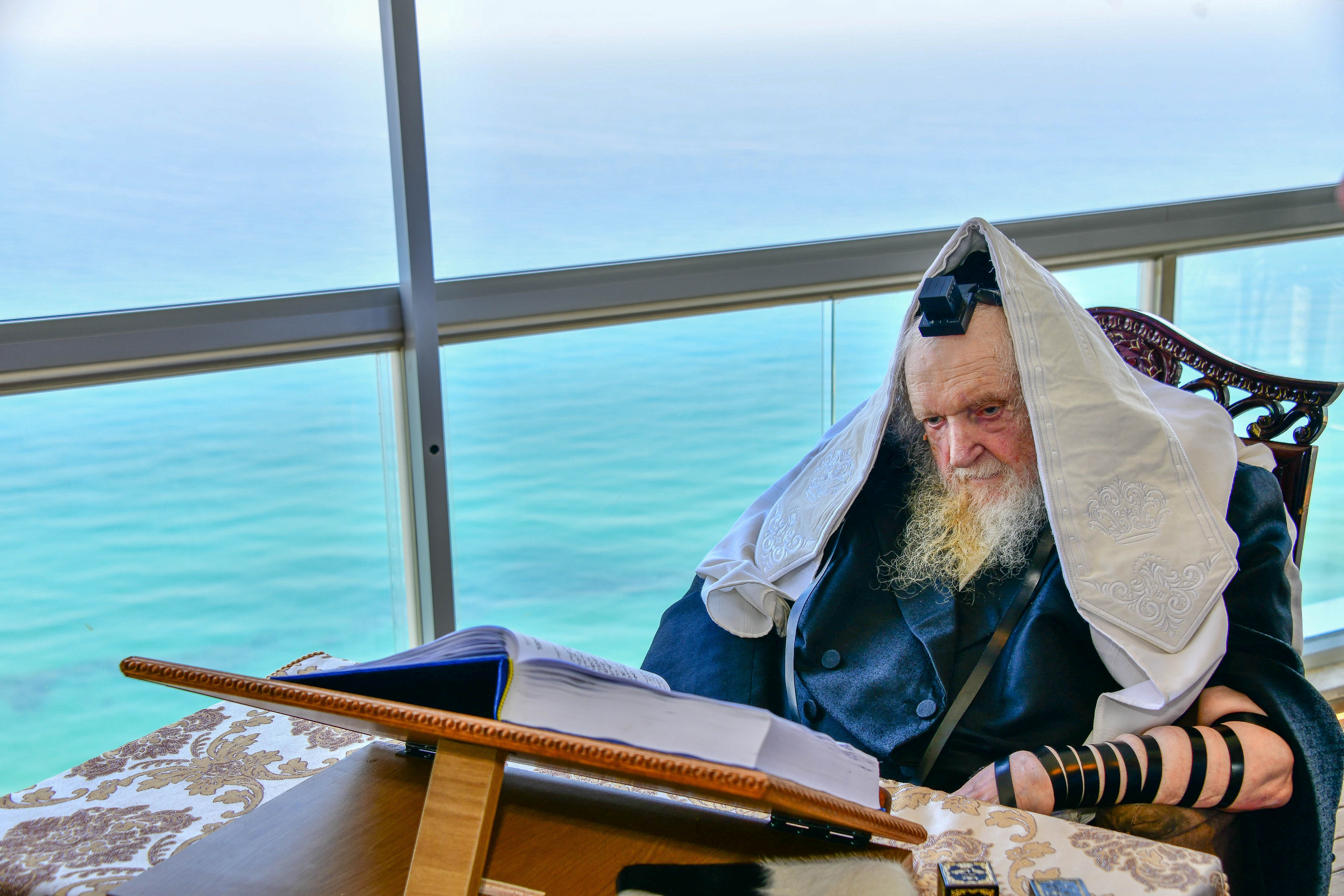 HaRav Moshe Sternbuch shlita davening Shacharis in Netanya