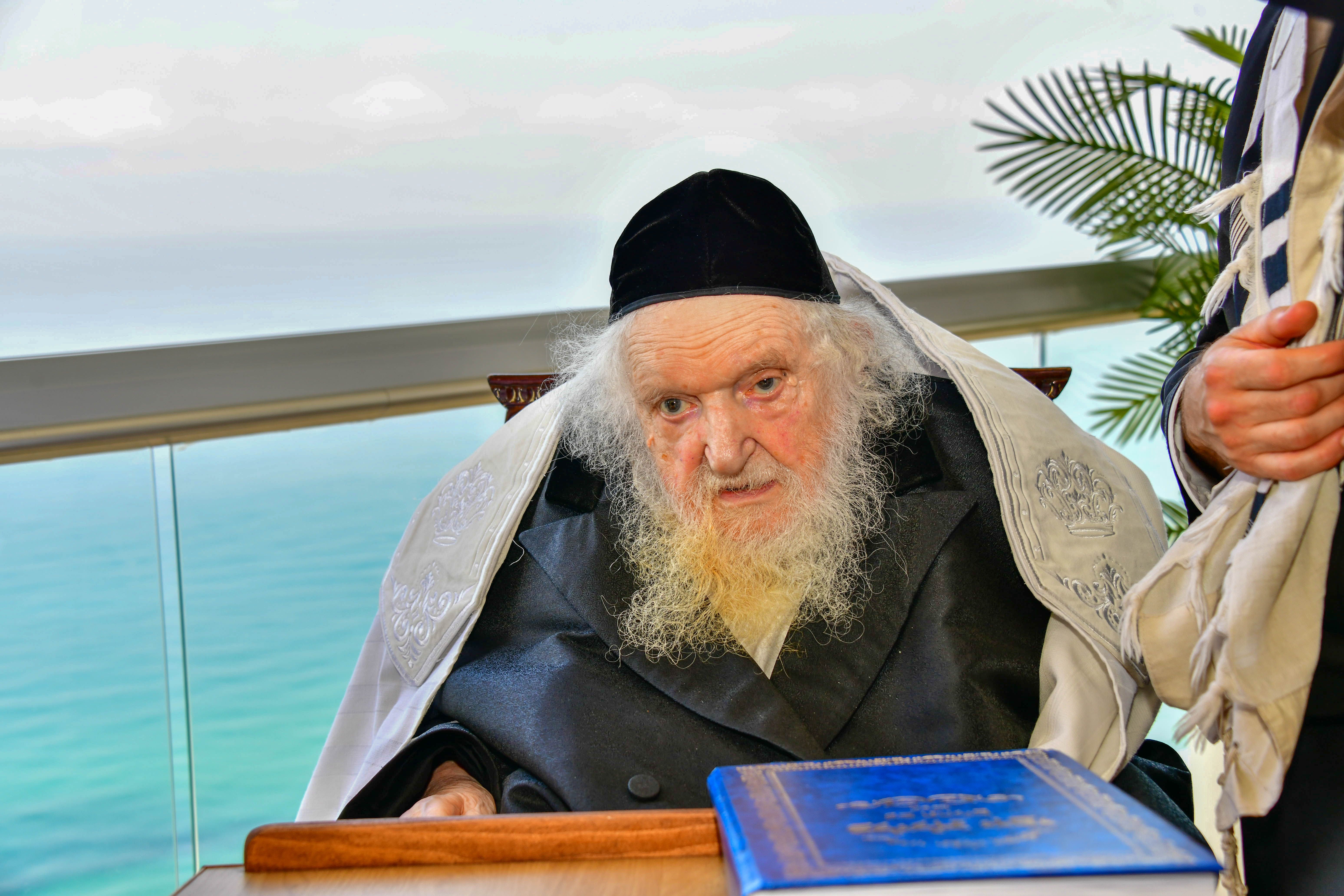 HaRav Moshe Sternbuch shlita davening Shacharis in Netanya