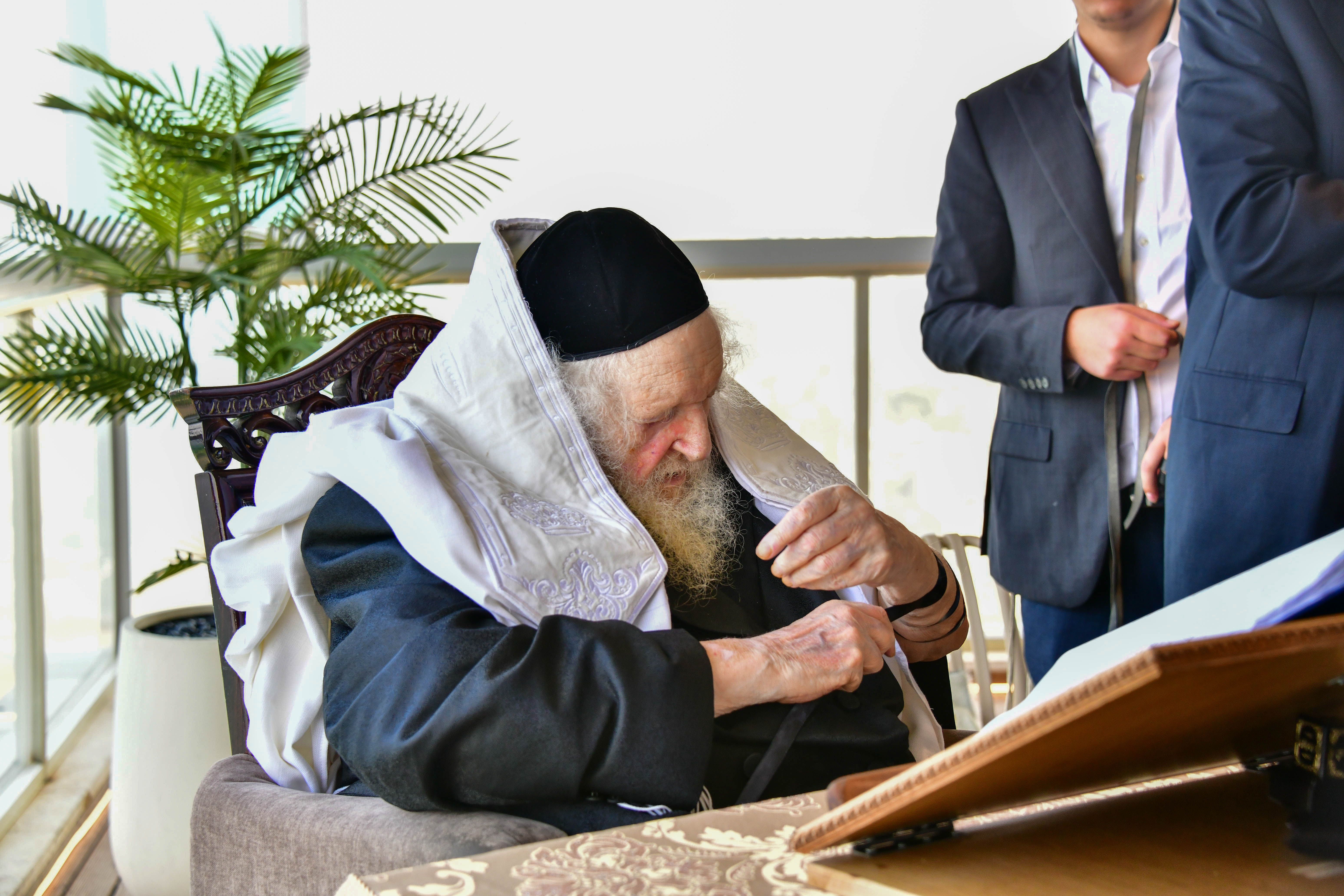 HaRav Moshe Sternbuch shlita davening Shacharis in Netanya