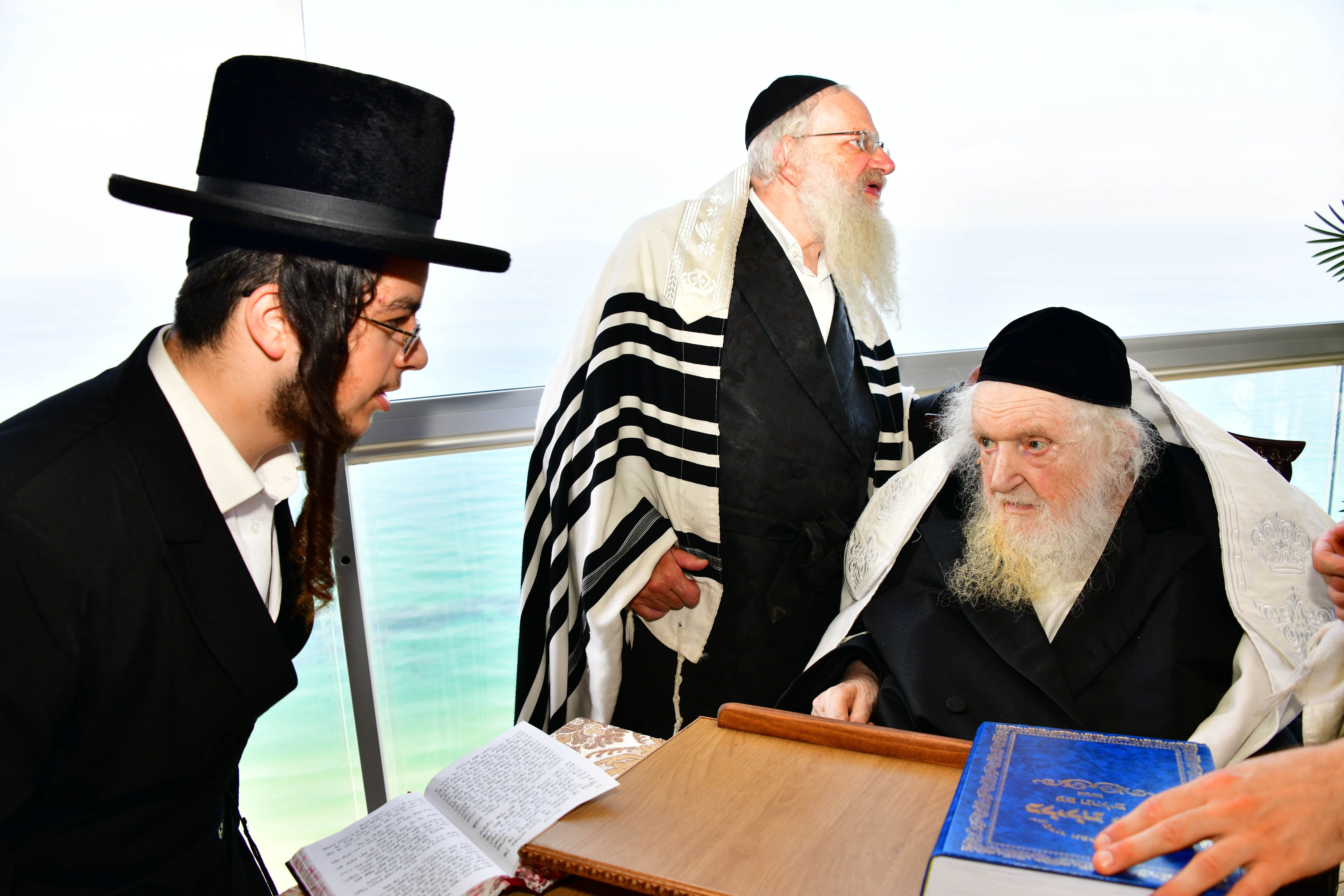 HaRav Moshe Sternbuch shlita davening Shacharis in Netanya