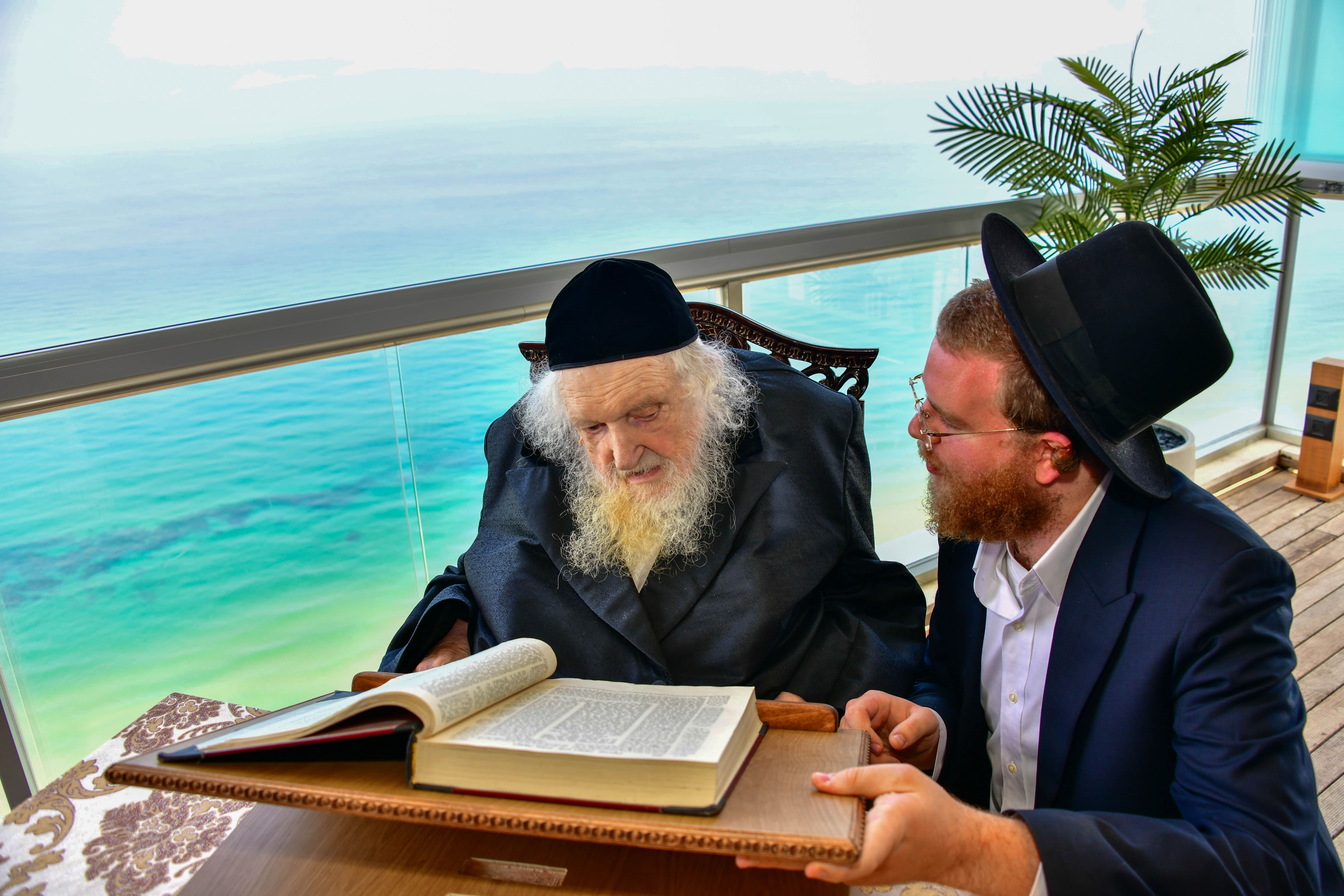 HaRav Moshe Sternbuch shlita davening Shacharis in Netanya
