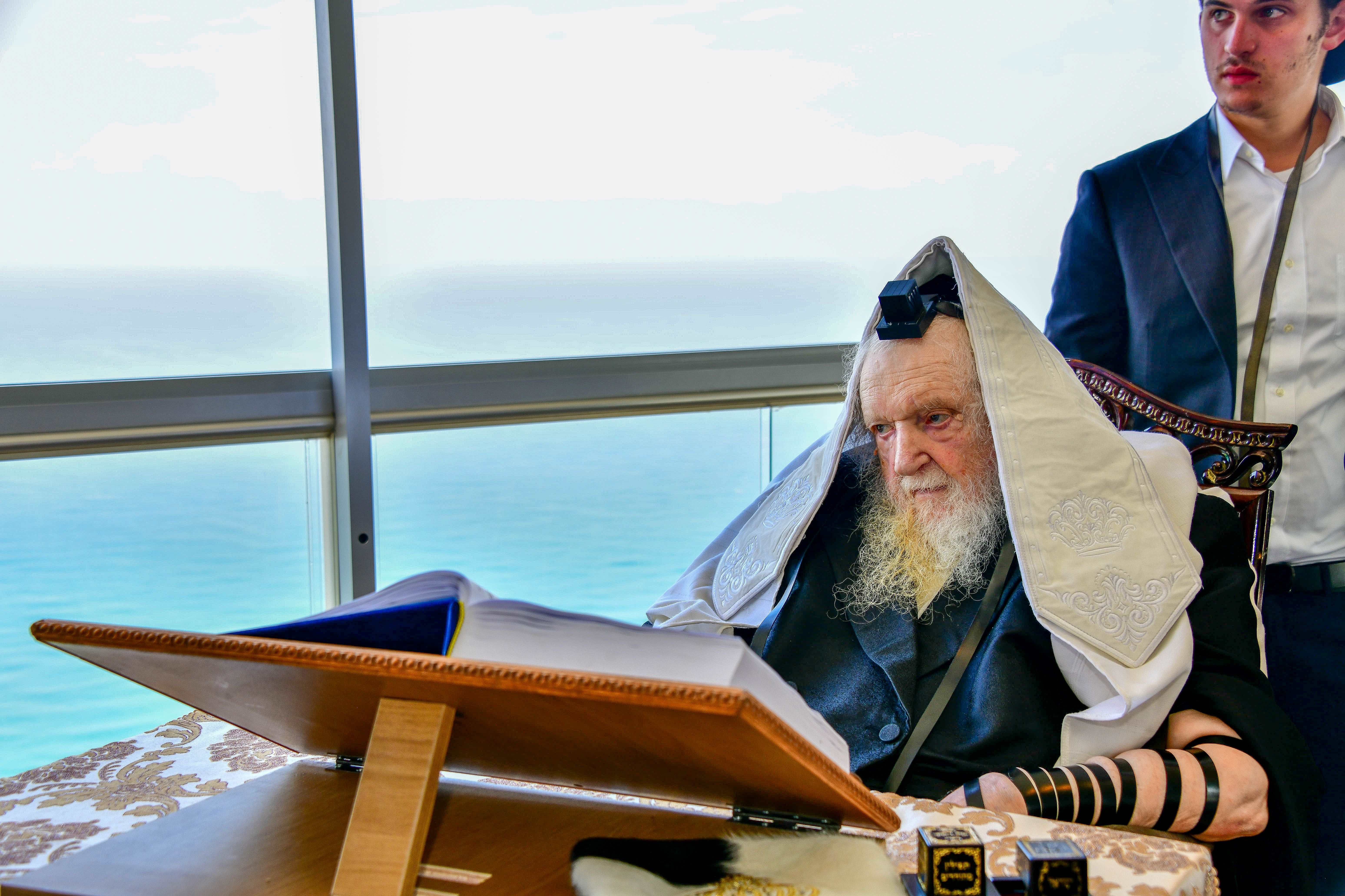 HaRav Moshe Sternbuch shlita davening Shacharis in Netanya