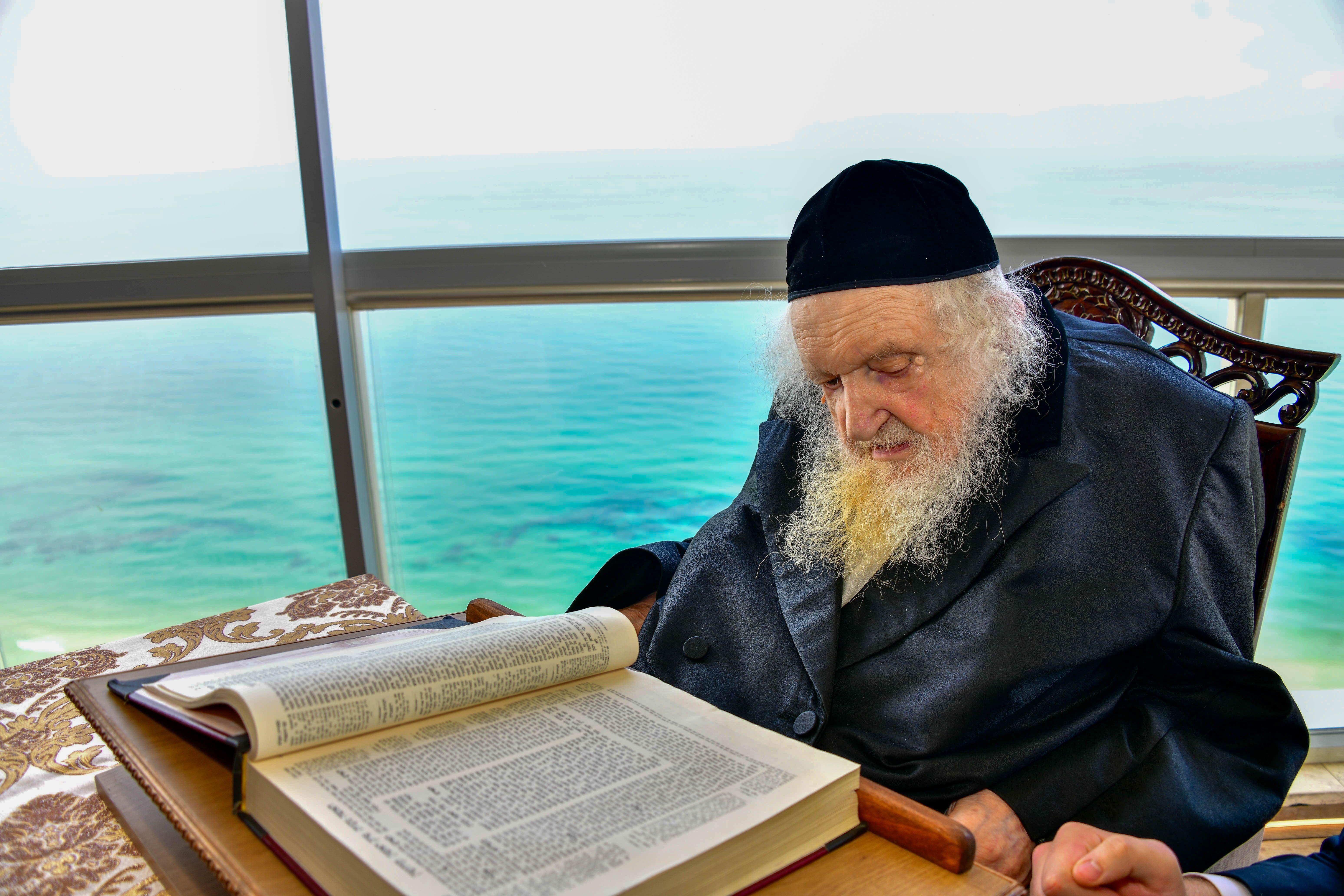 HaRav Moshe Sternbuch shlita davening Shacharis in Netanya