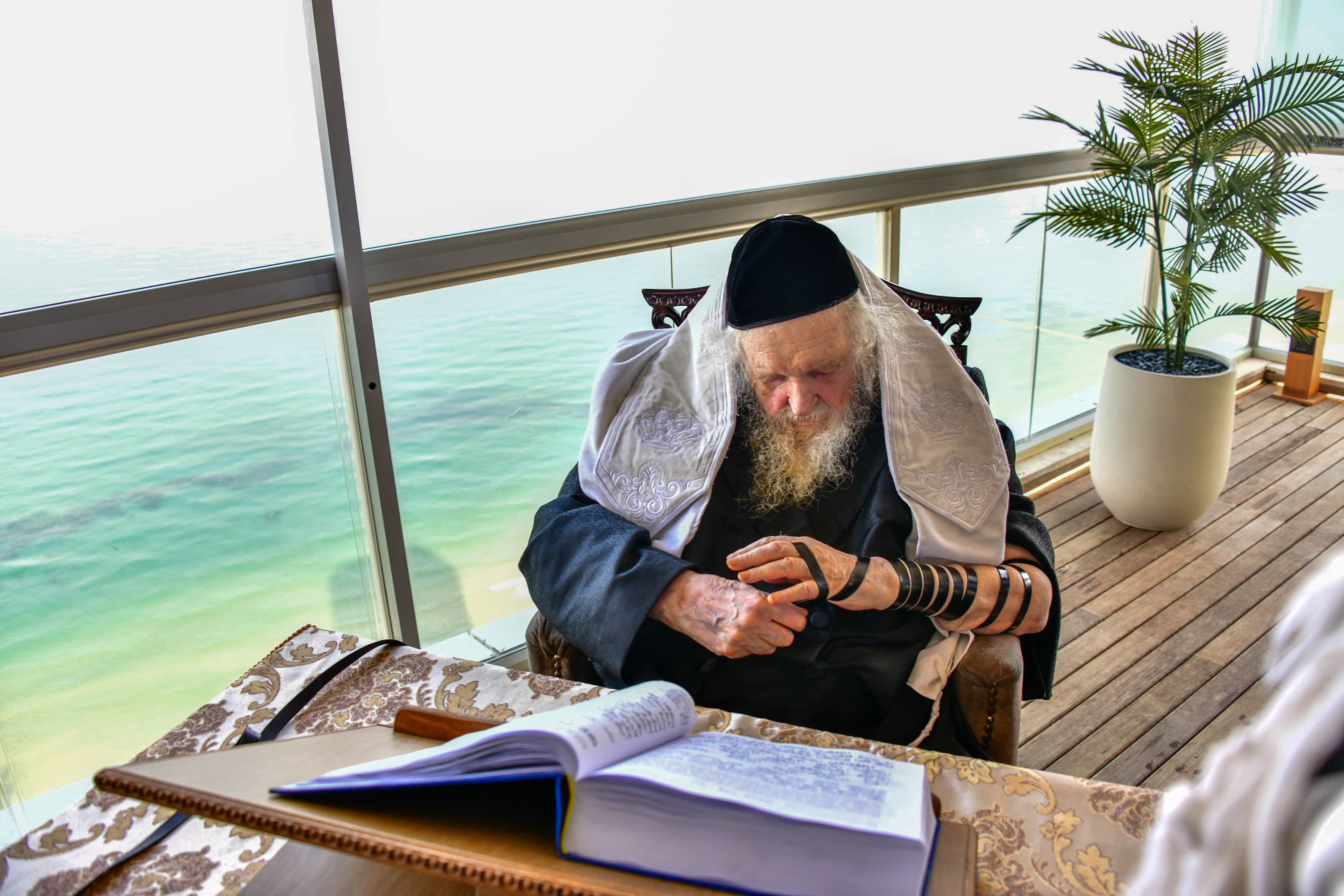 HaRav Moshe Sternbuch shlita davening Shacharis in Netanya