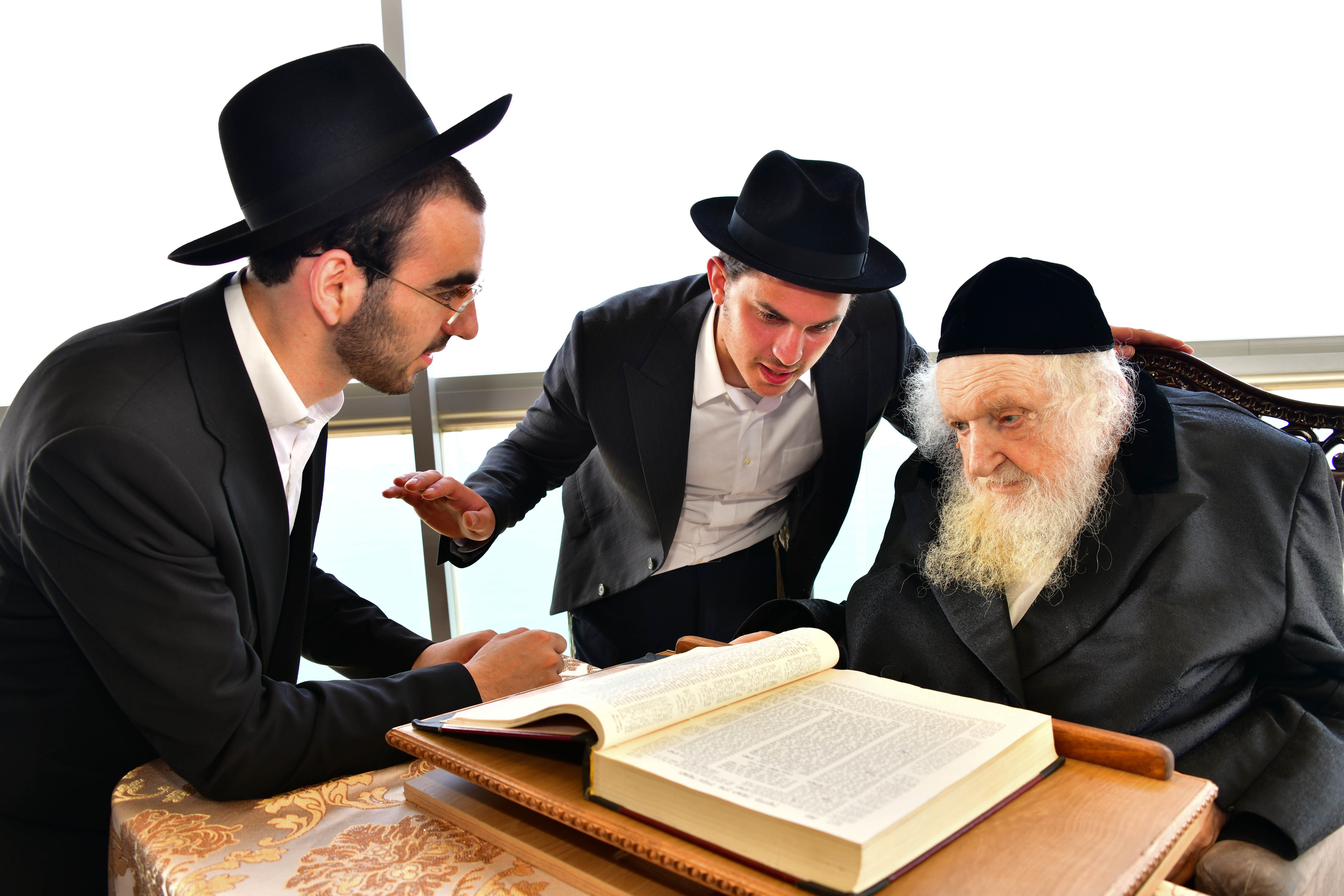 HaRav Moshe Sternbuch shlita davening Shacharis in Netanya