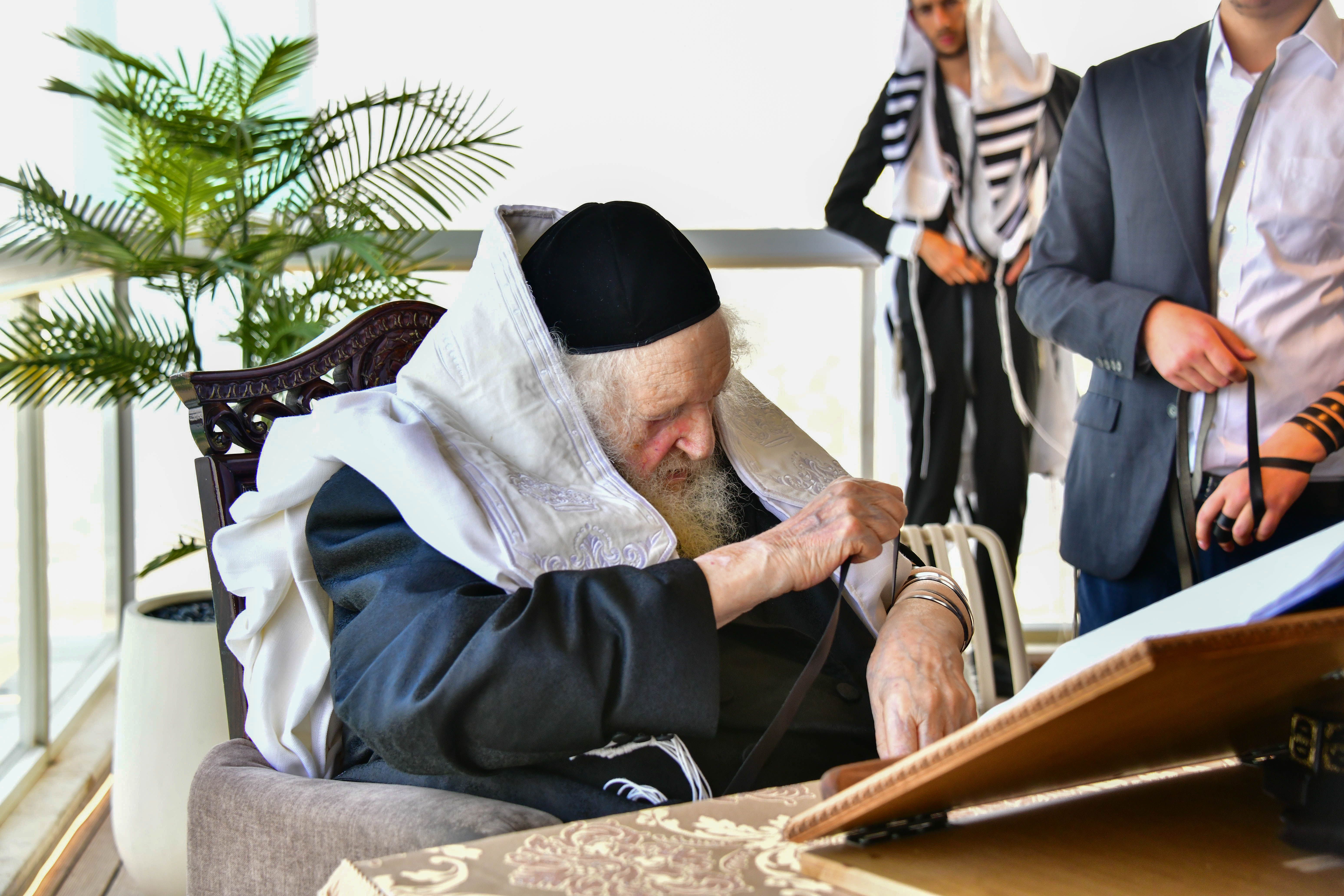 HaRav Moshe Sternbuch shlita davening Shacharis in Netanya