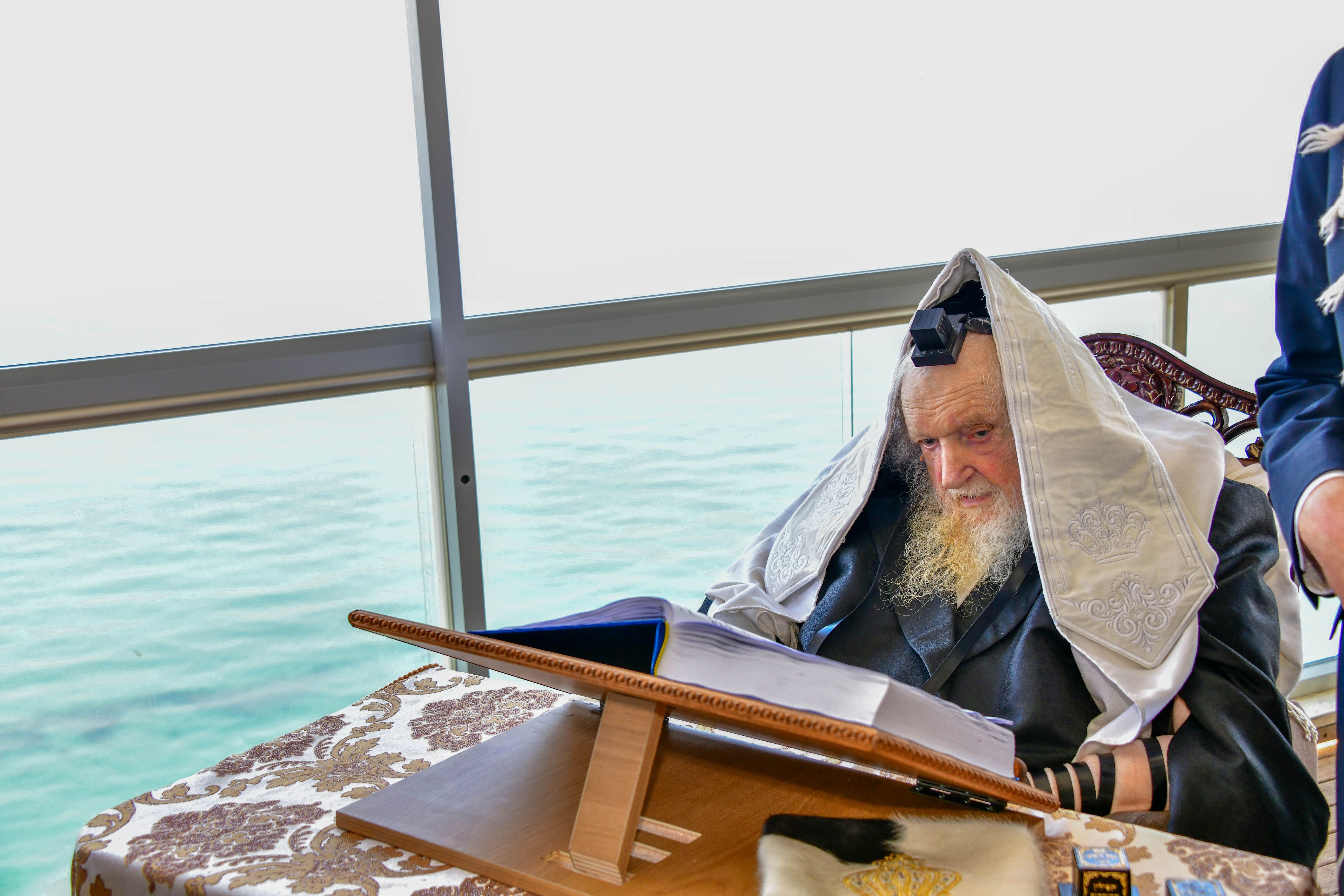 HaRav Moshe Sternbuch shlita davening Shacharis in Netanya