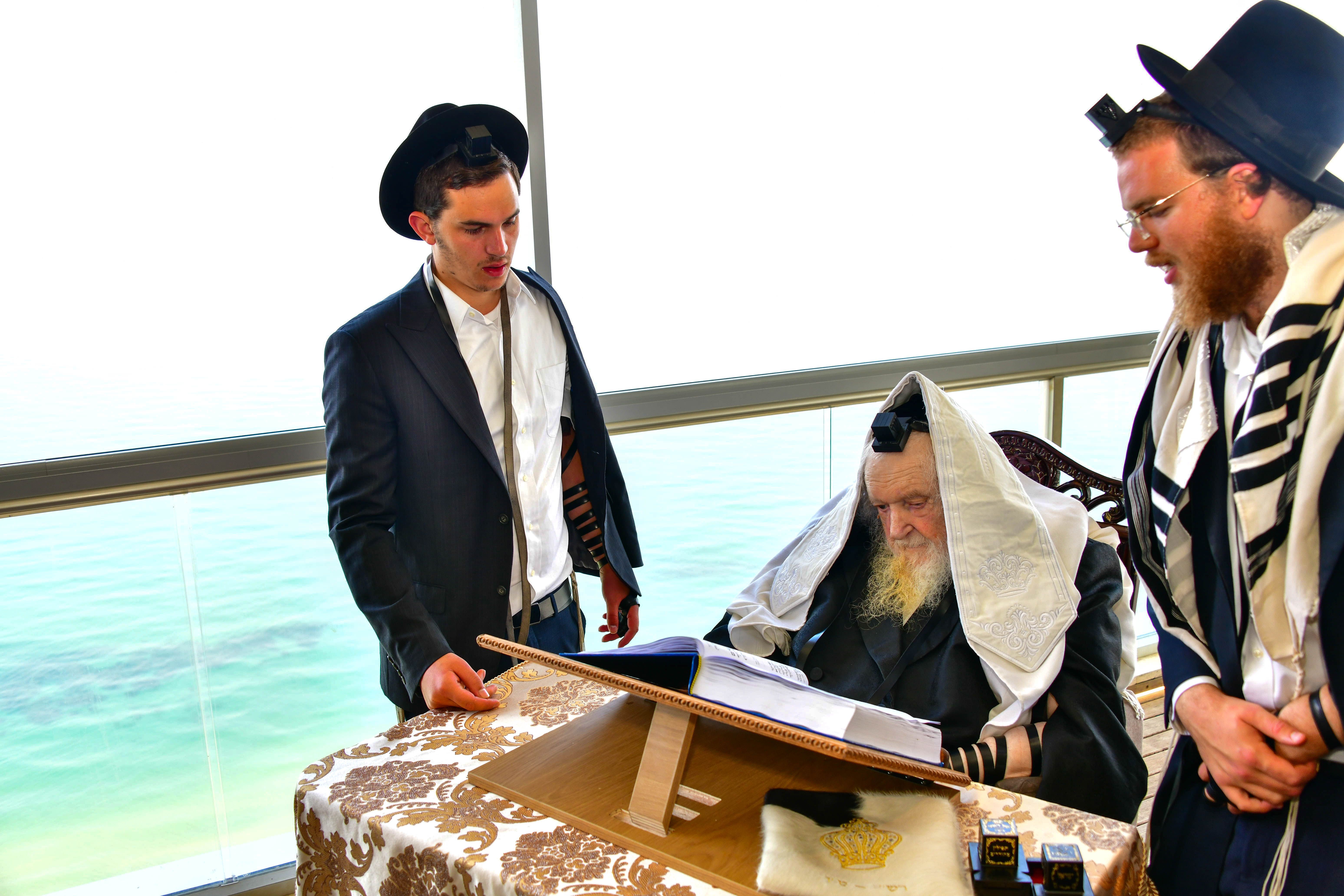 HaRav Moshe Sternbuch shlita davening Shacharis in Netanya