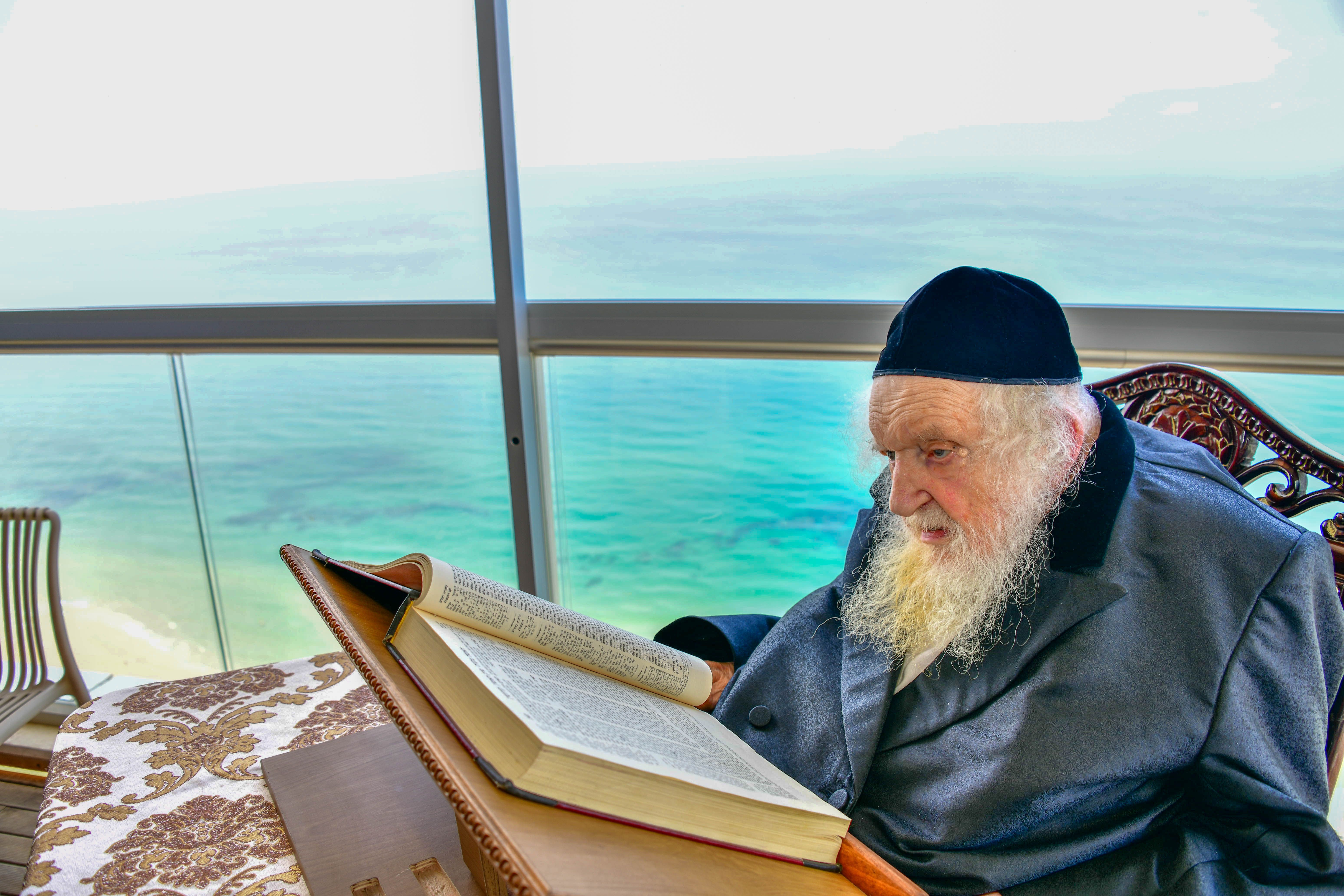 HaRav Moshe Sternbuch shlita davening Shacharis in Netanya
