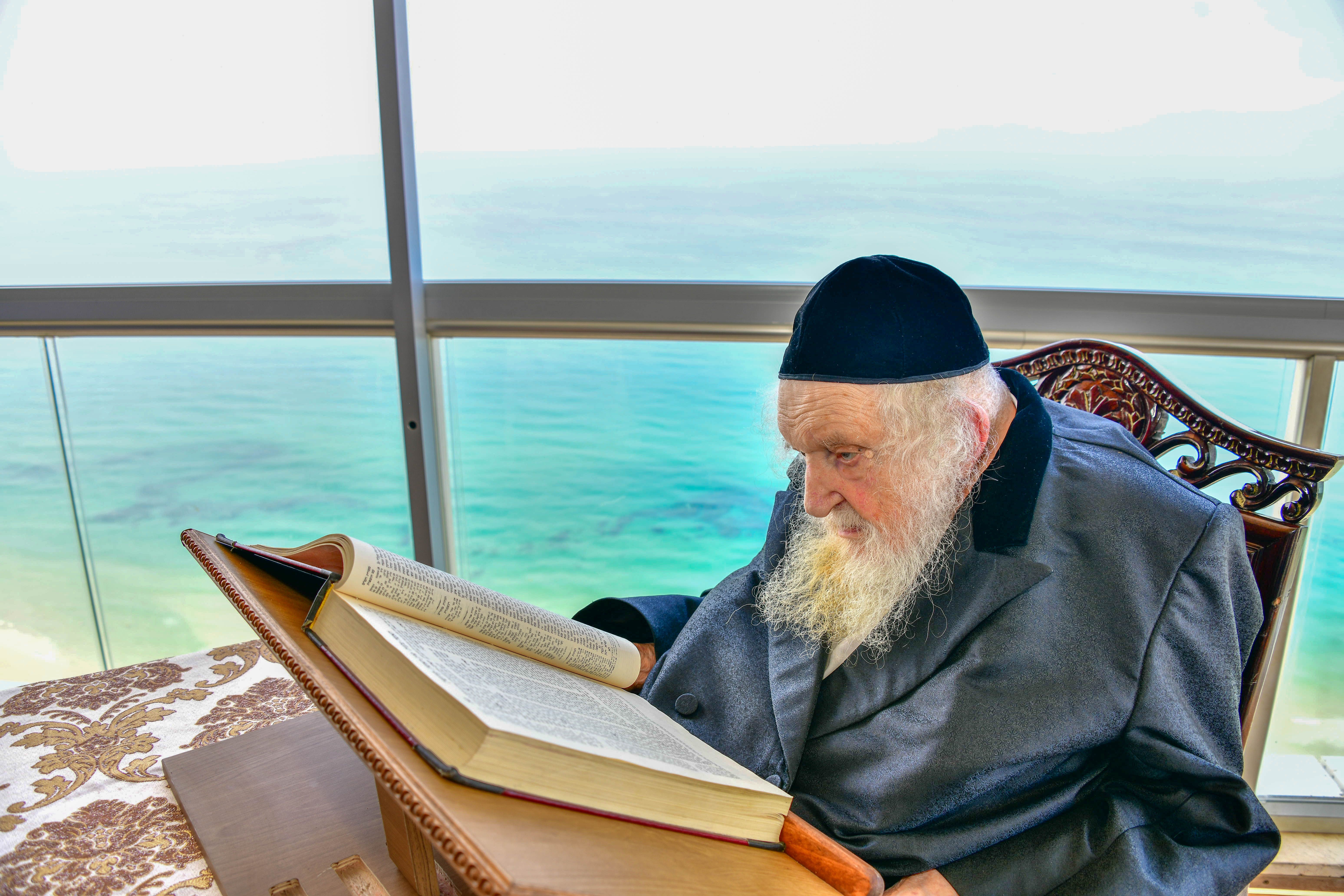HaRav Moshe Sternbuch shlita davening Shacharis in Netanya