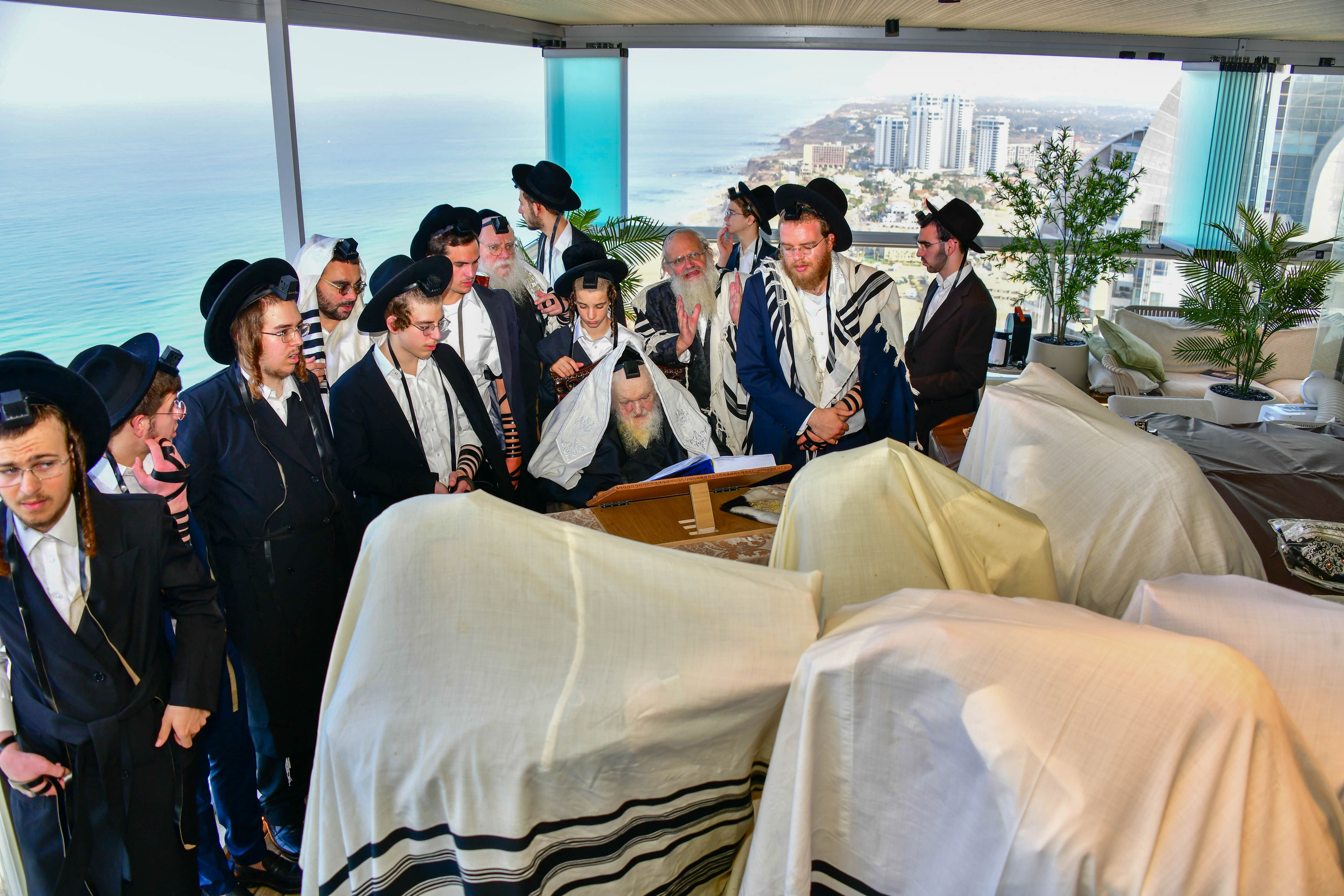 HaRav Moshe Sternbuch shlita davening Shacharis in Netanya
