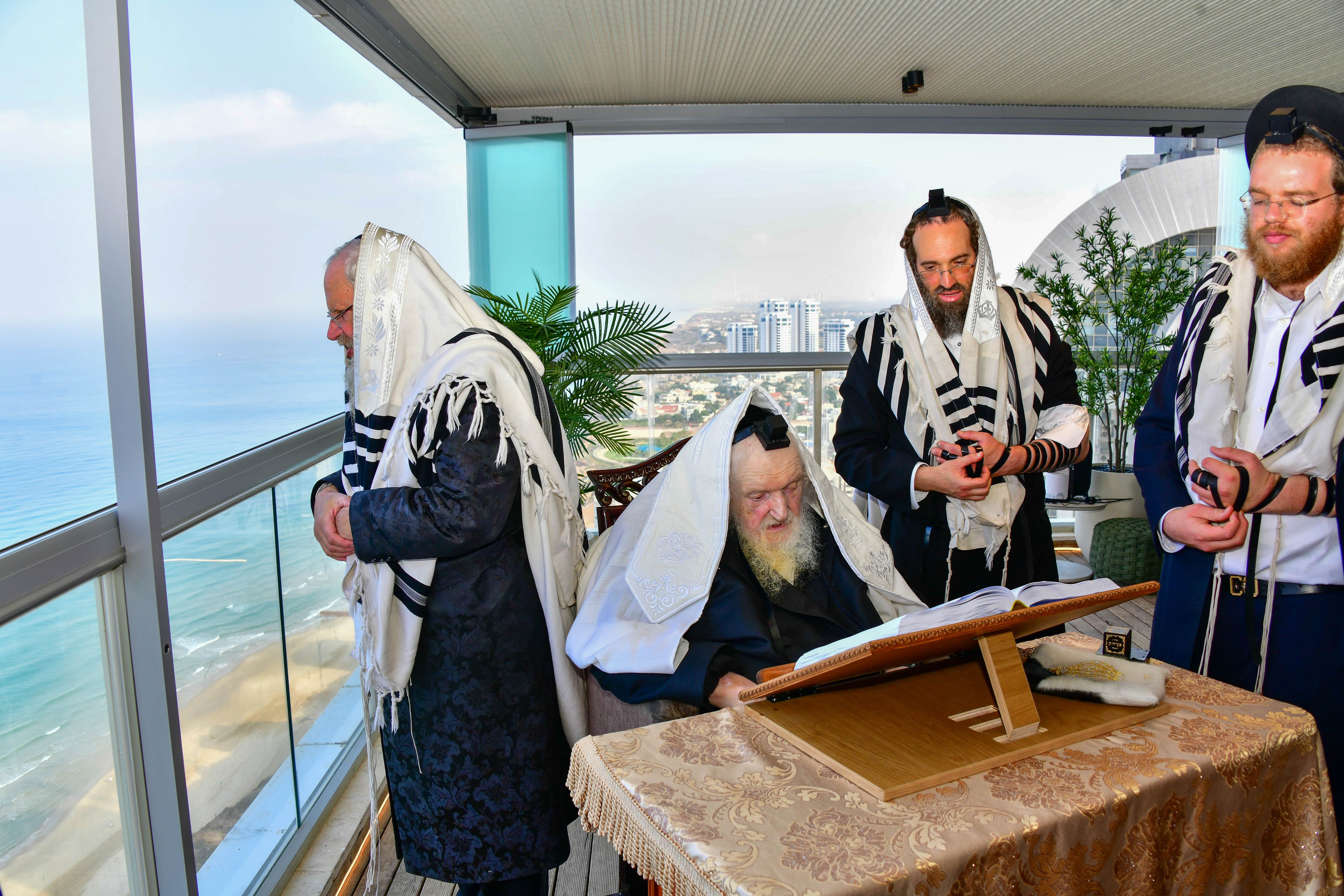 HaRav Moshe Sternbuch shlita davening Shacharis in Netanya