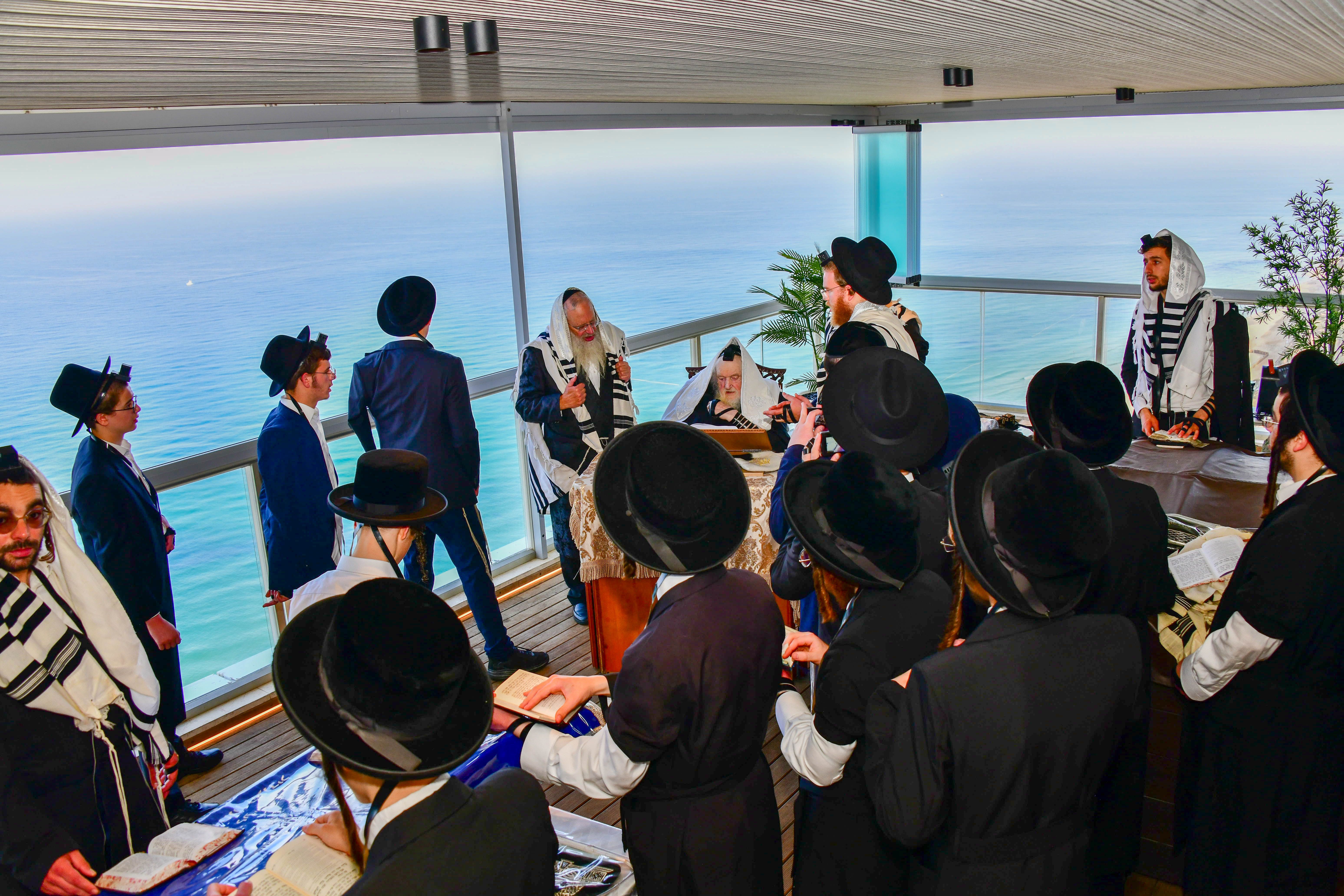 HaRav Moshe Sternbuch shlita davening Shacharis in Netanya
