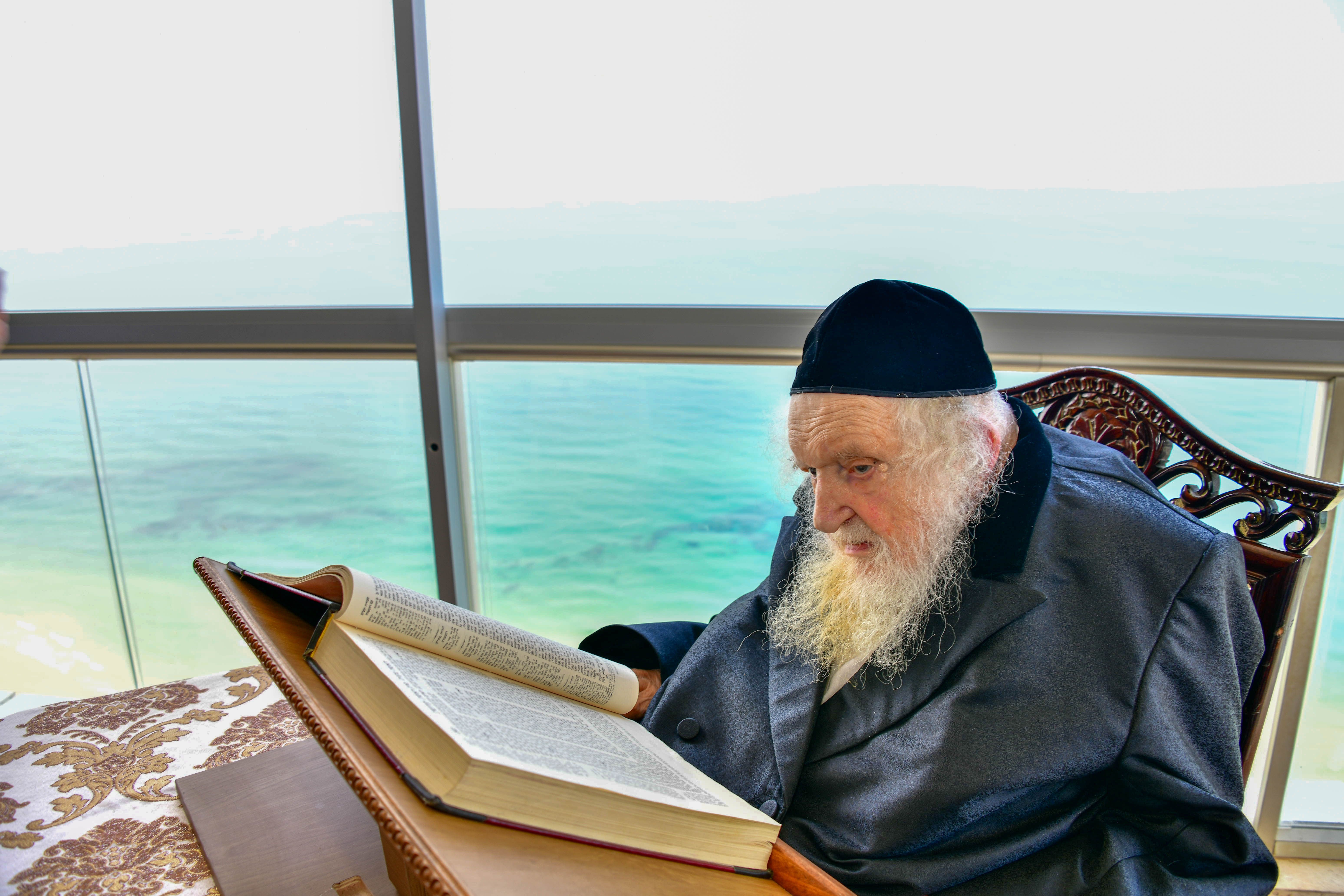 HaRav Moshe Sternbuch shlita davening Shacharis in Netanya