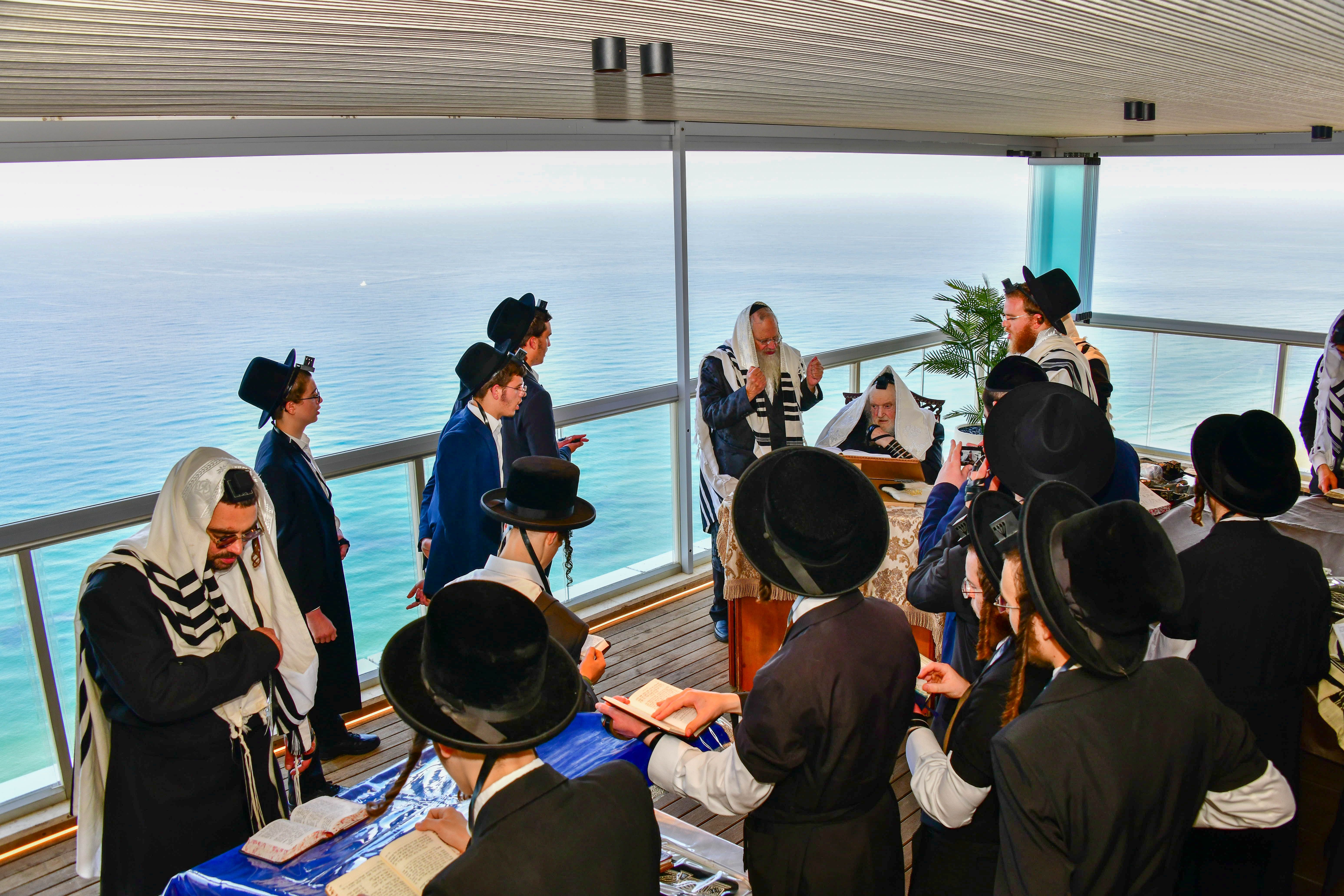 HaRav Moshe Sternbuch shlita davening Shacharis in Netanya
