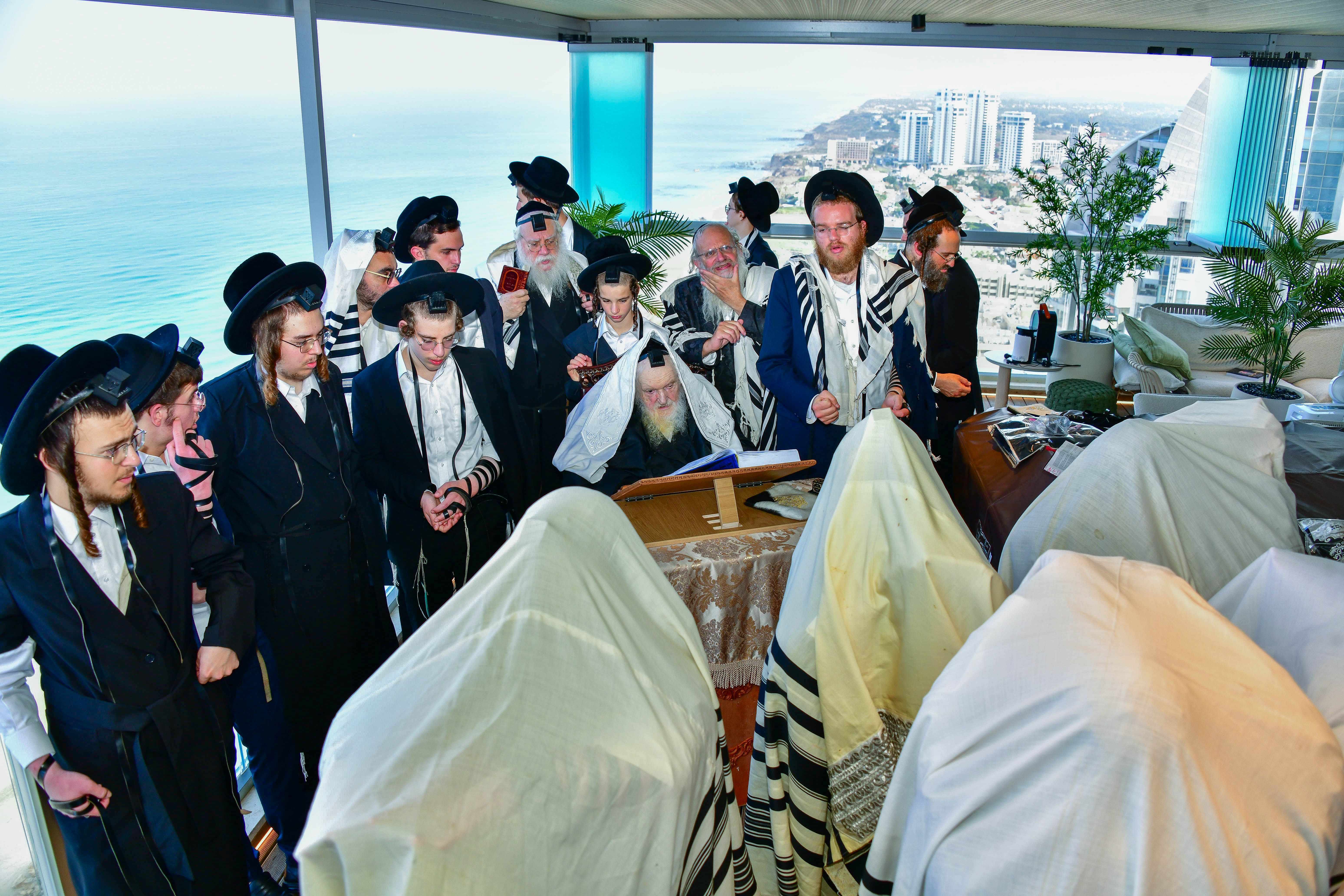 HaRav Moshe Sternbuch shlita davening Shacharis in Netanya