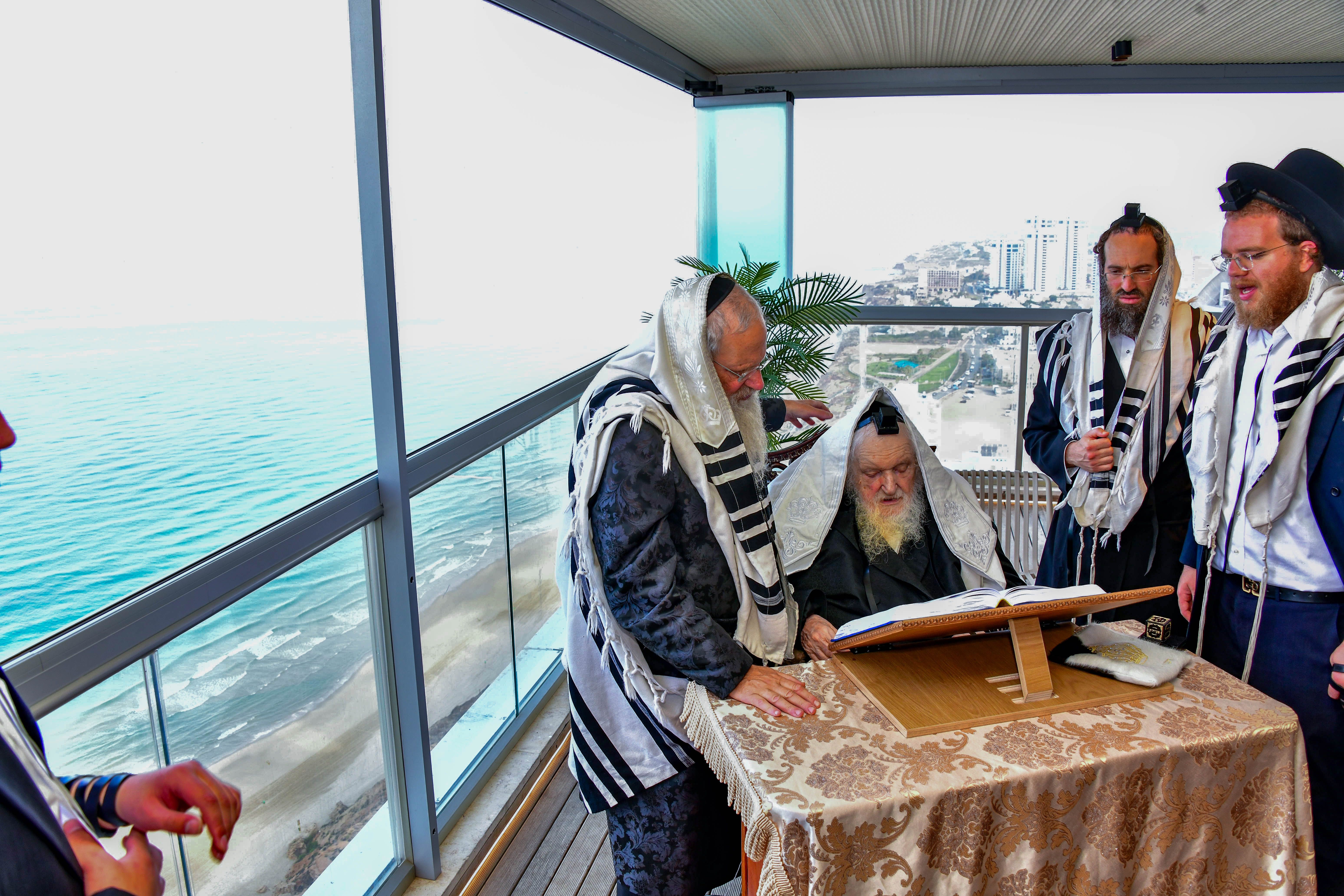 HaRav Moshe Sternbuch shlita davening Shacharis in Netanya