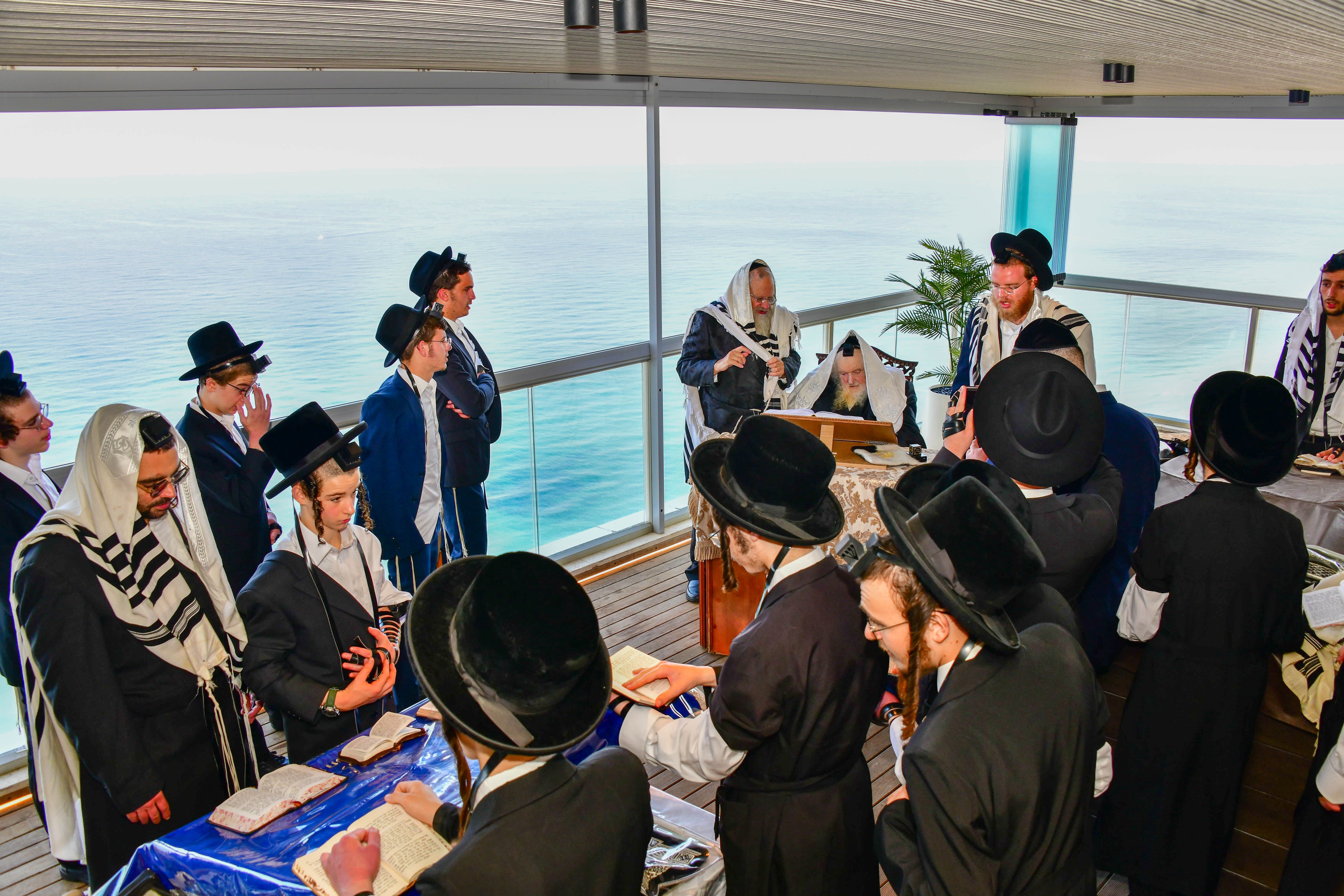 HaRav Moshe Sternbuch shlita davening Shacharis in Netanya
