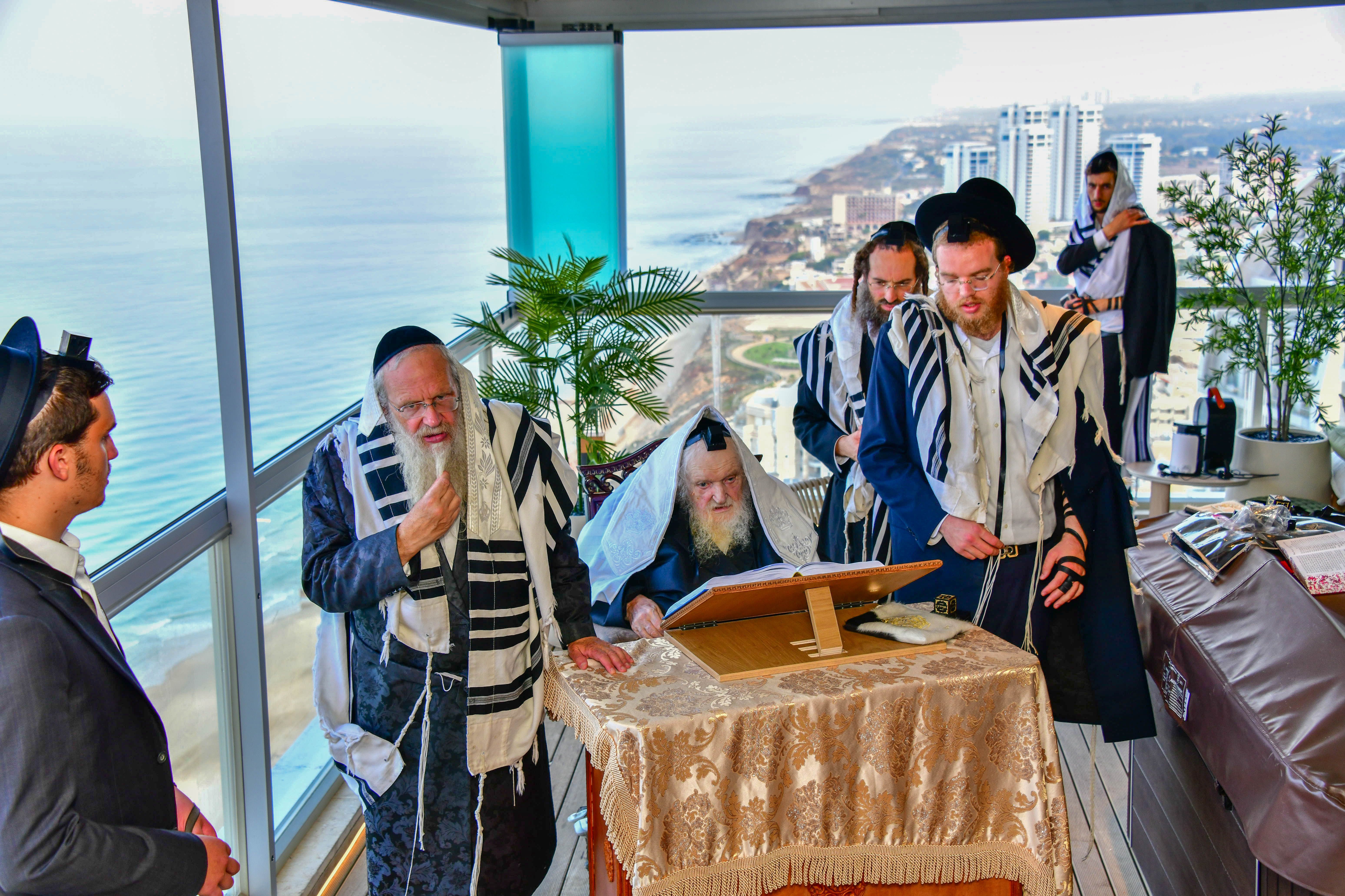 HaRav Moshe Sternbuch shlita davening Shacharis in Netanya