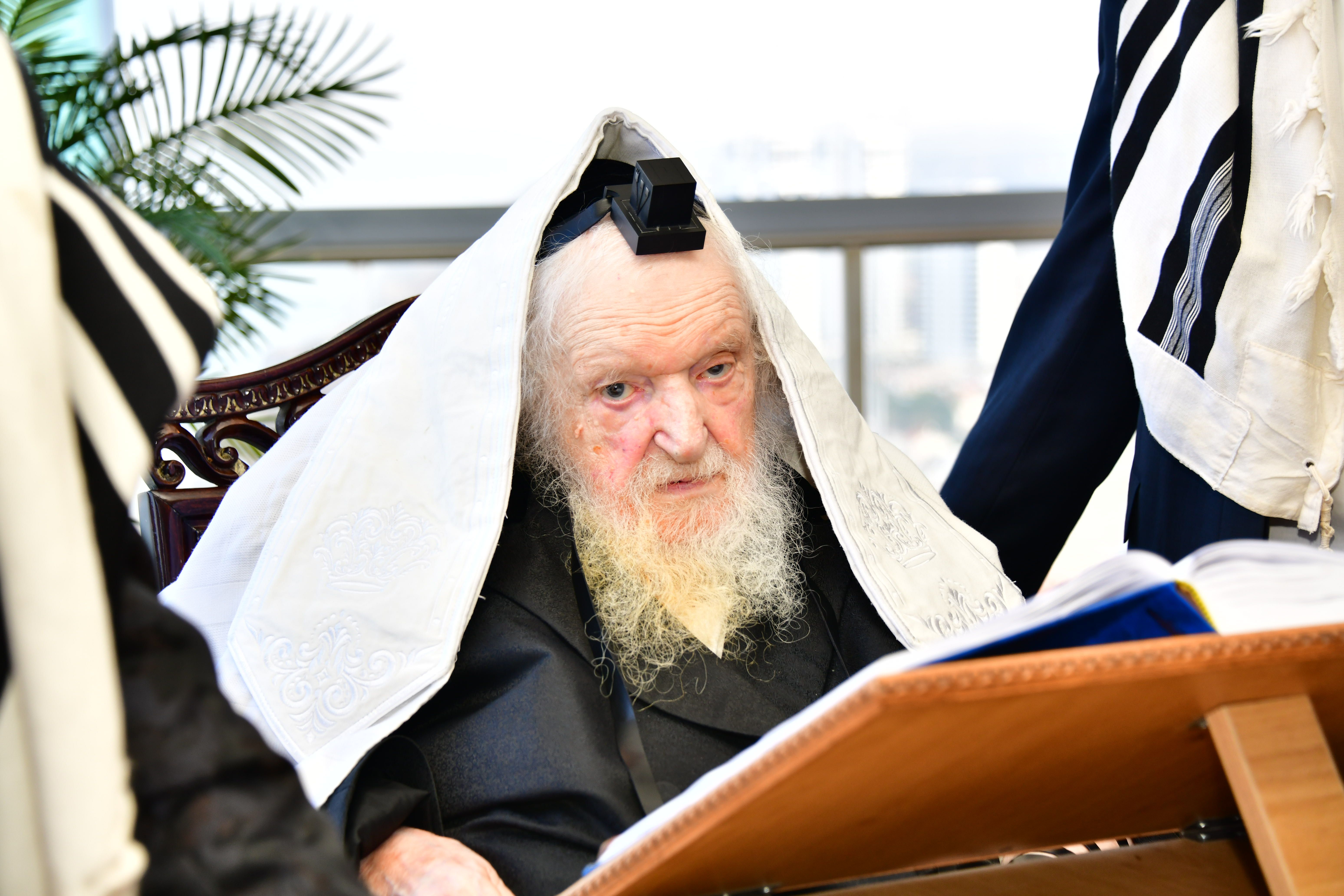 HaRav Moshe Sternbuch shlita davening Shacharis in Netanya
