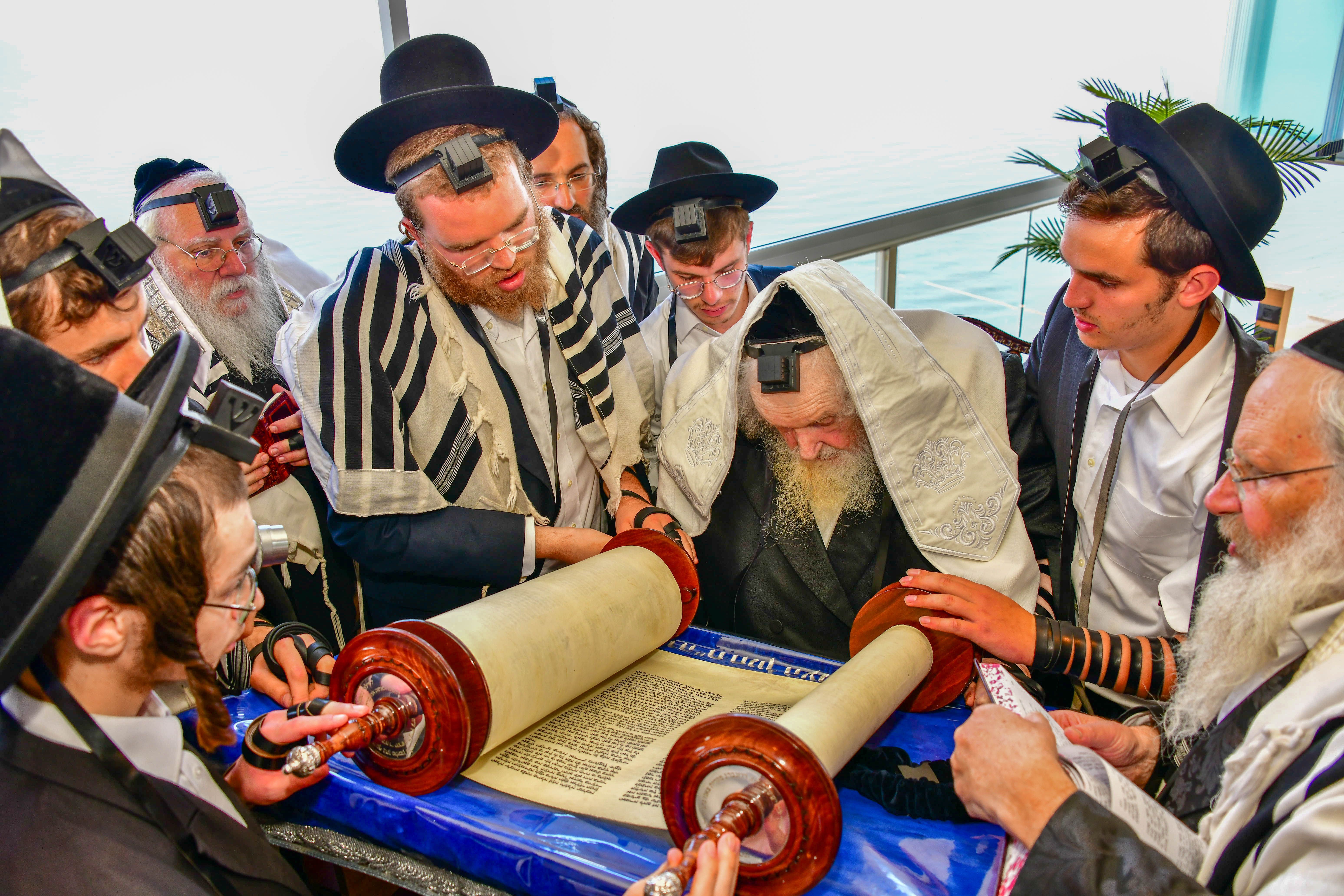HaRav Moshe Sternbuch shlita davening Shacharis in Netanya