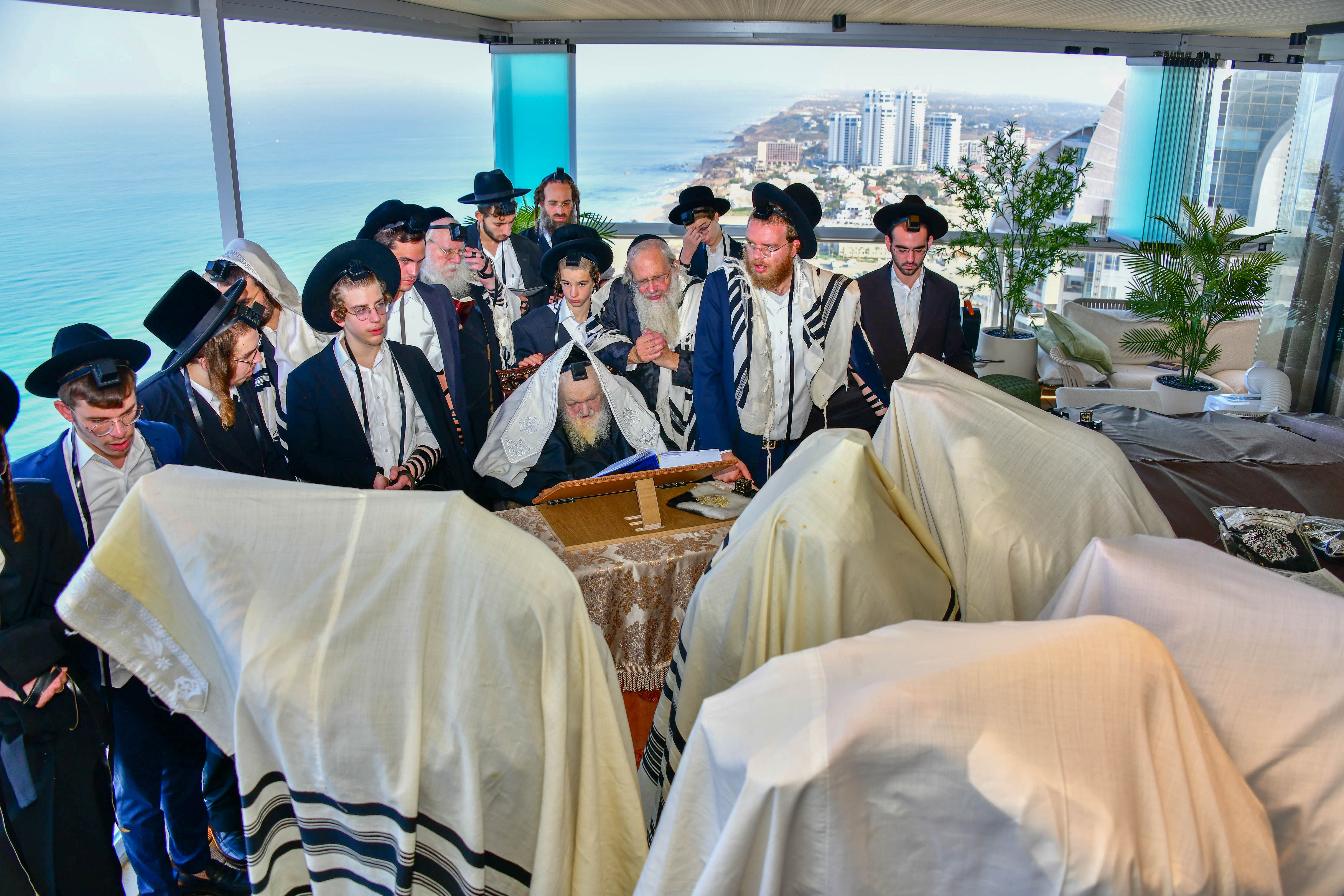 HaRav Moshe Sternbuch shlita davening Shacharis in Netanya